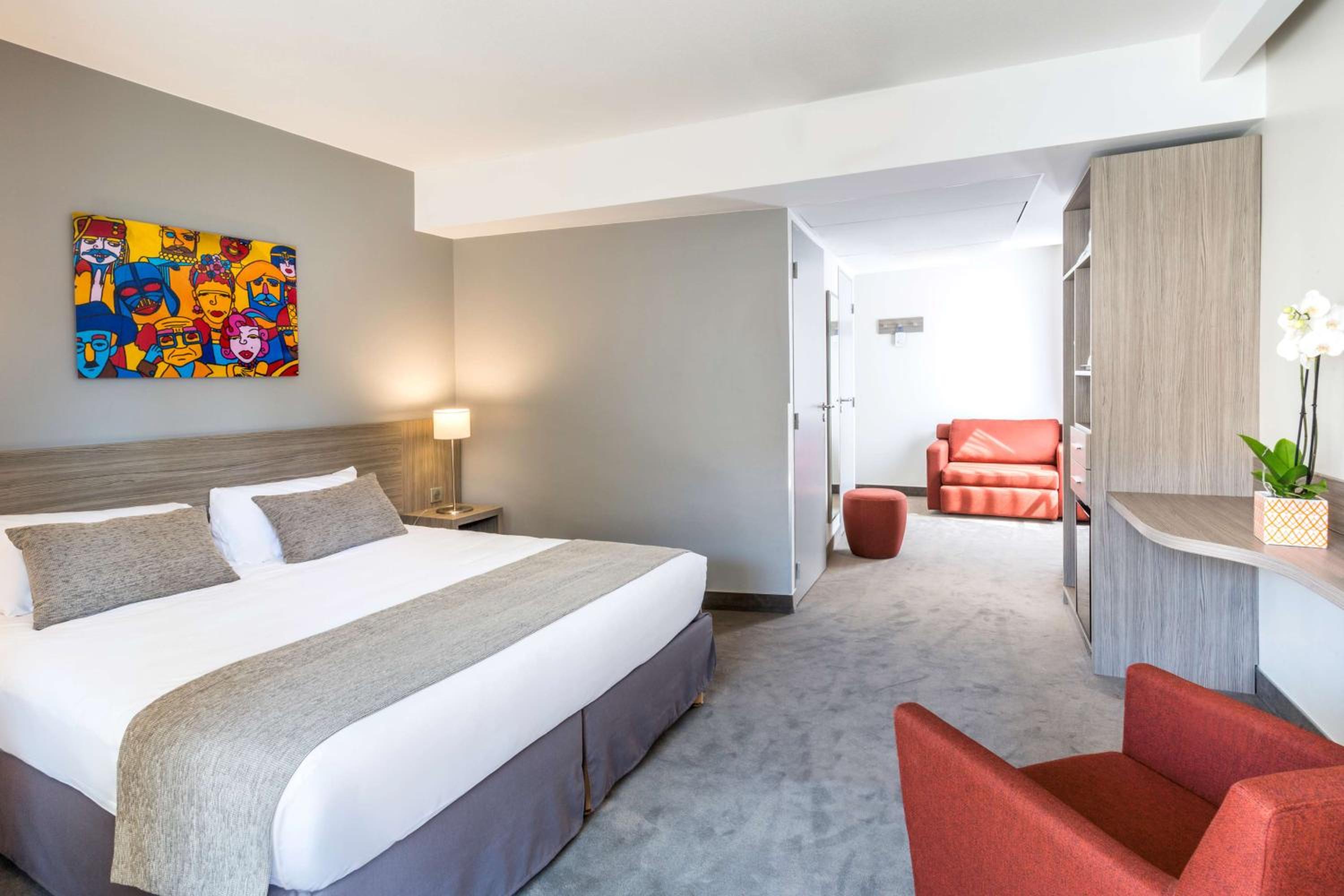 Junior King Suite with Living Room - Non-Smoking - Photo 3