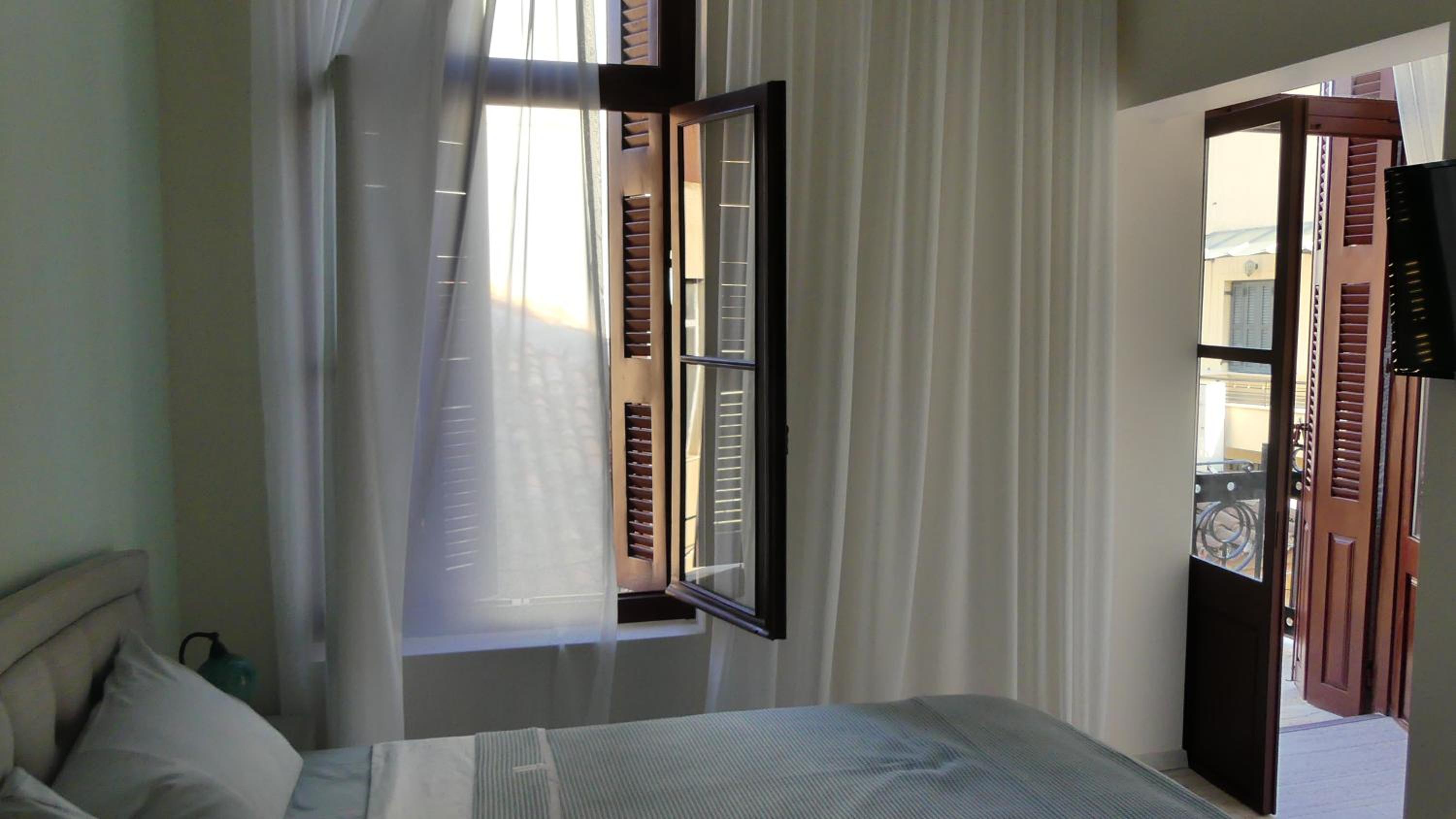 Deluxe Double Room with Balcony photo 2