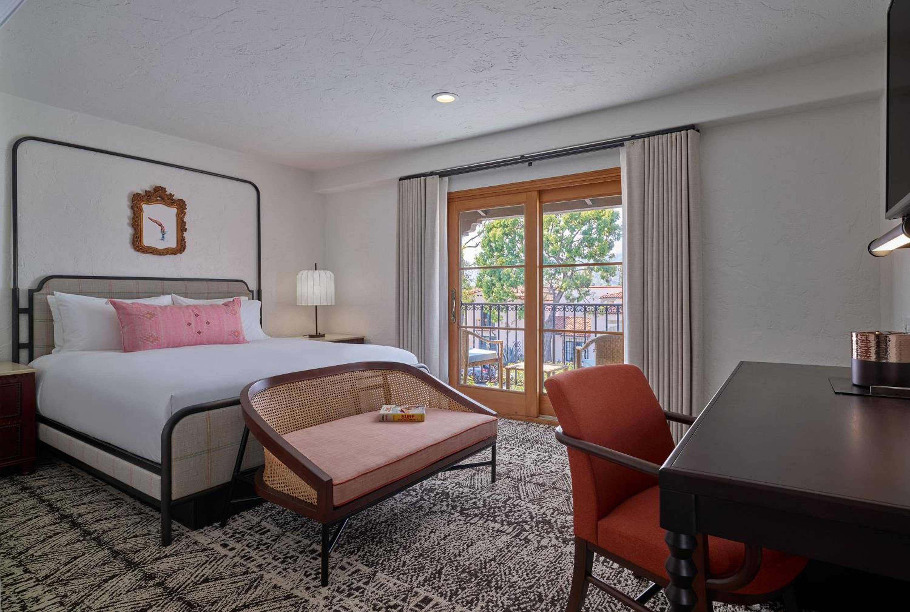 King Room with Balcony - Photo 7