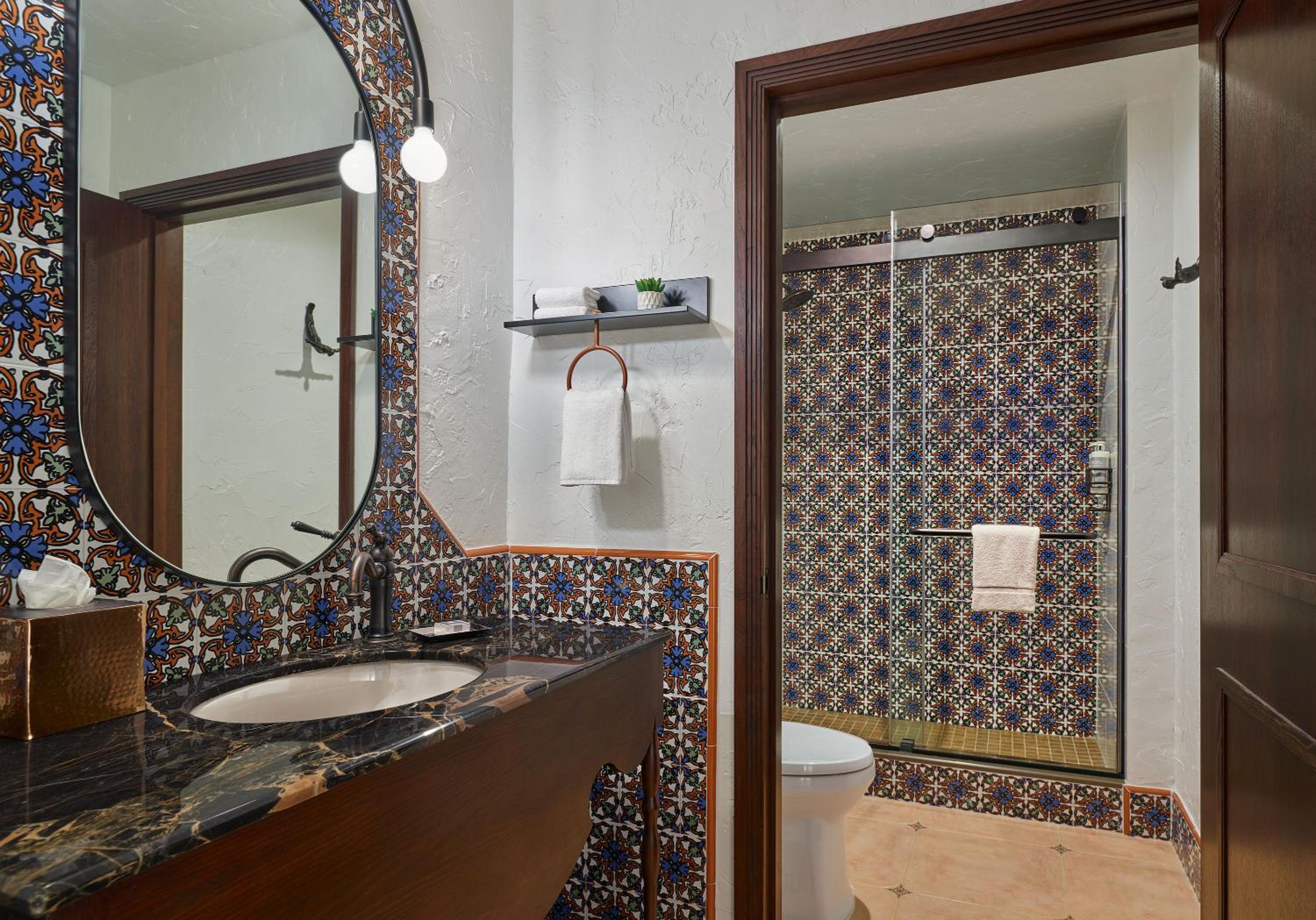 King Room with Accessible Shower - Disability Access - Photo 5