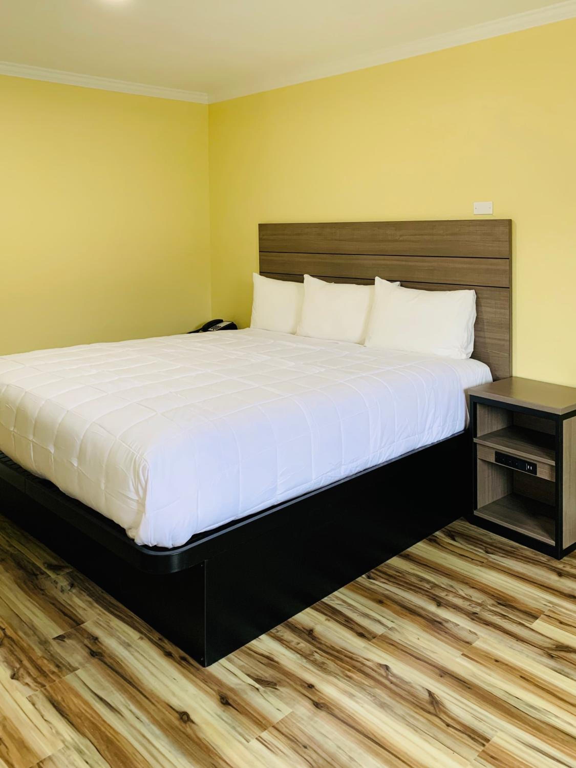 Queen Room - Photo 20