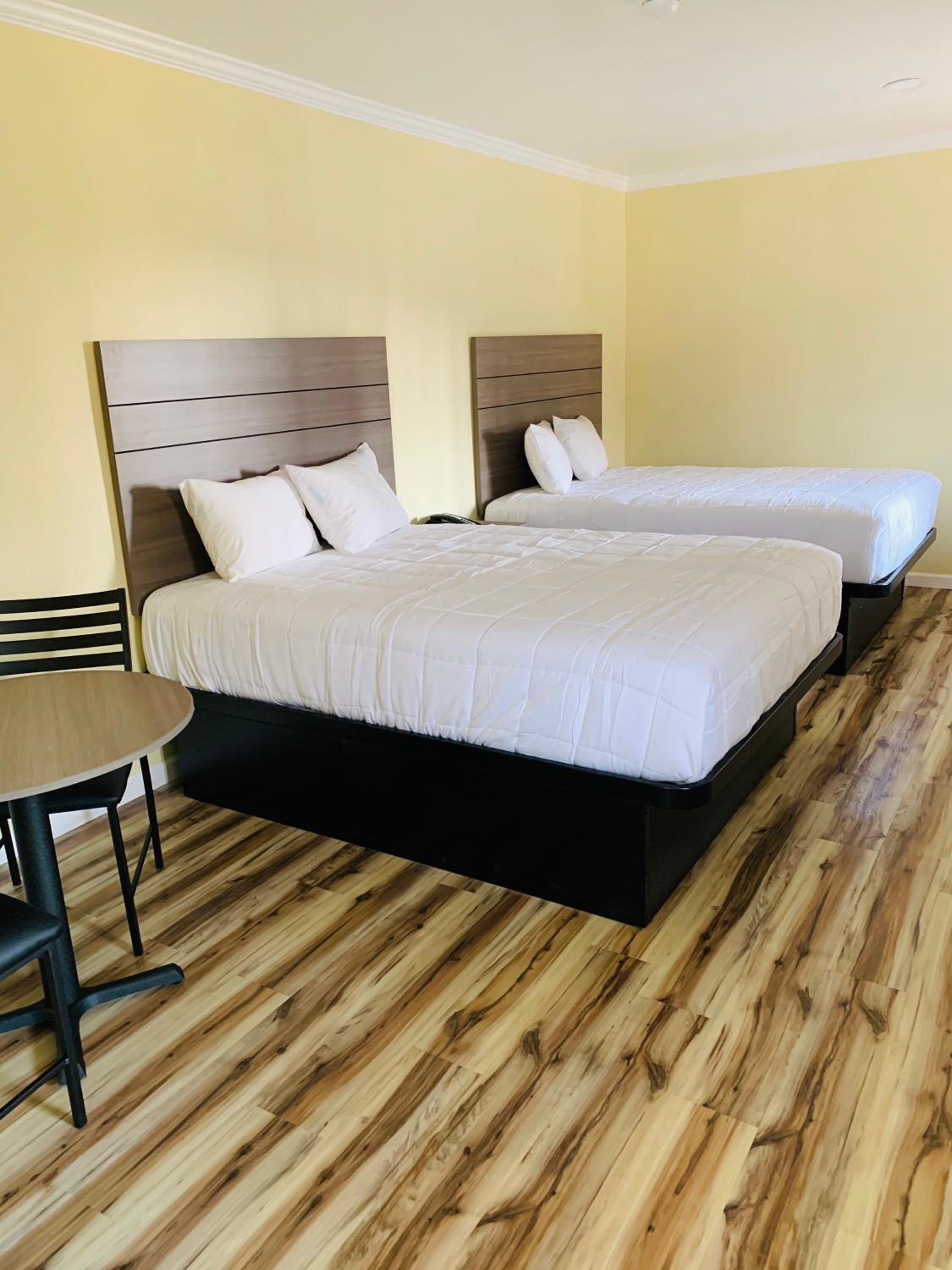 Queen Room with Two Queen Beds - Photo 20