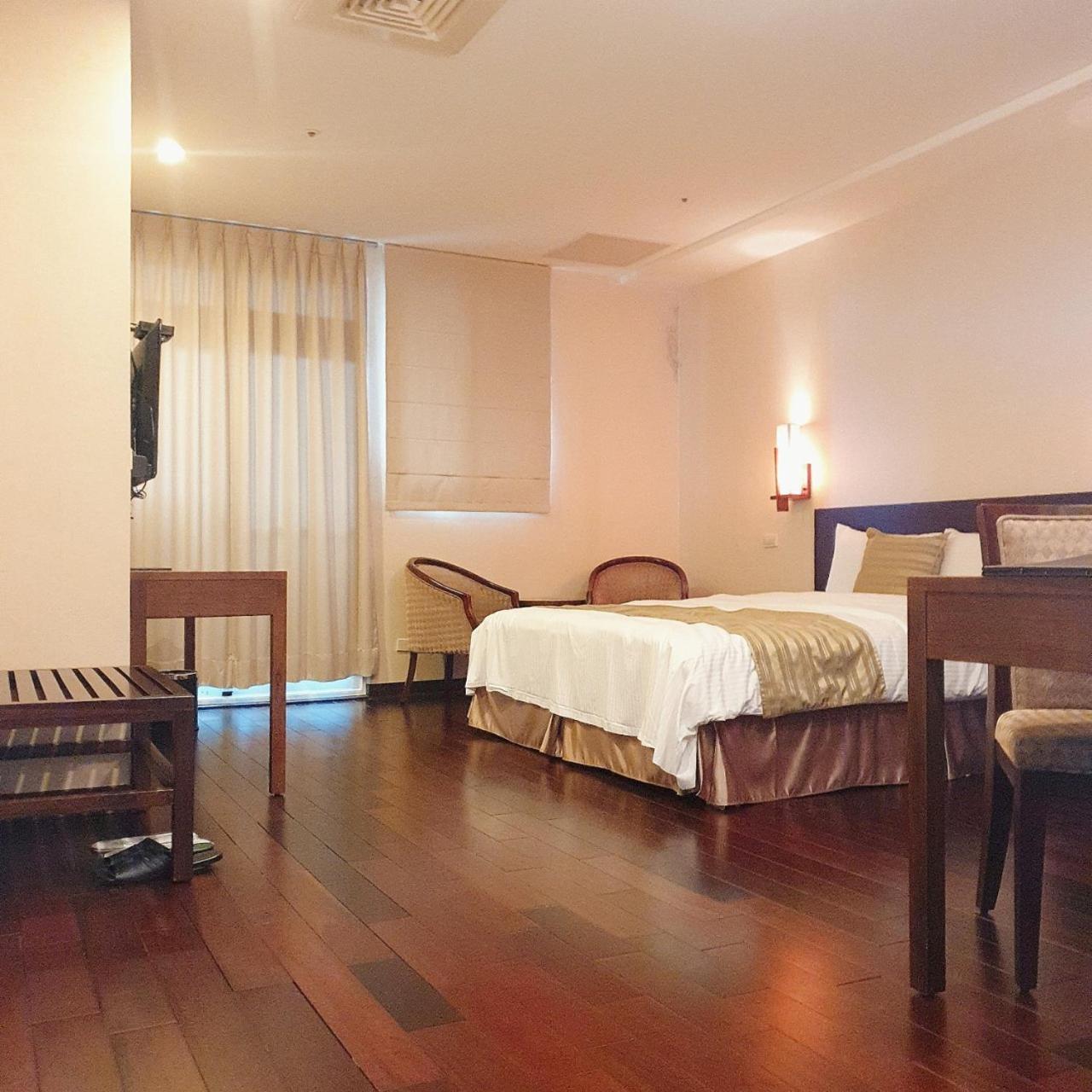 Queen Room photo 1