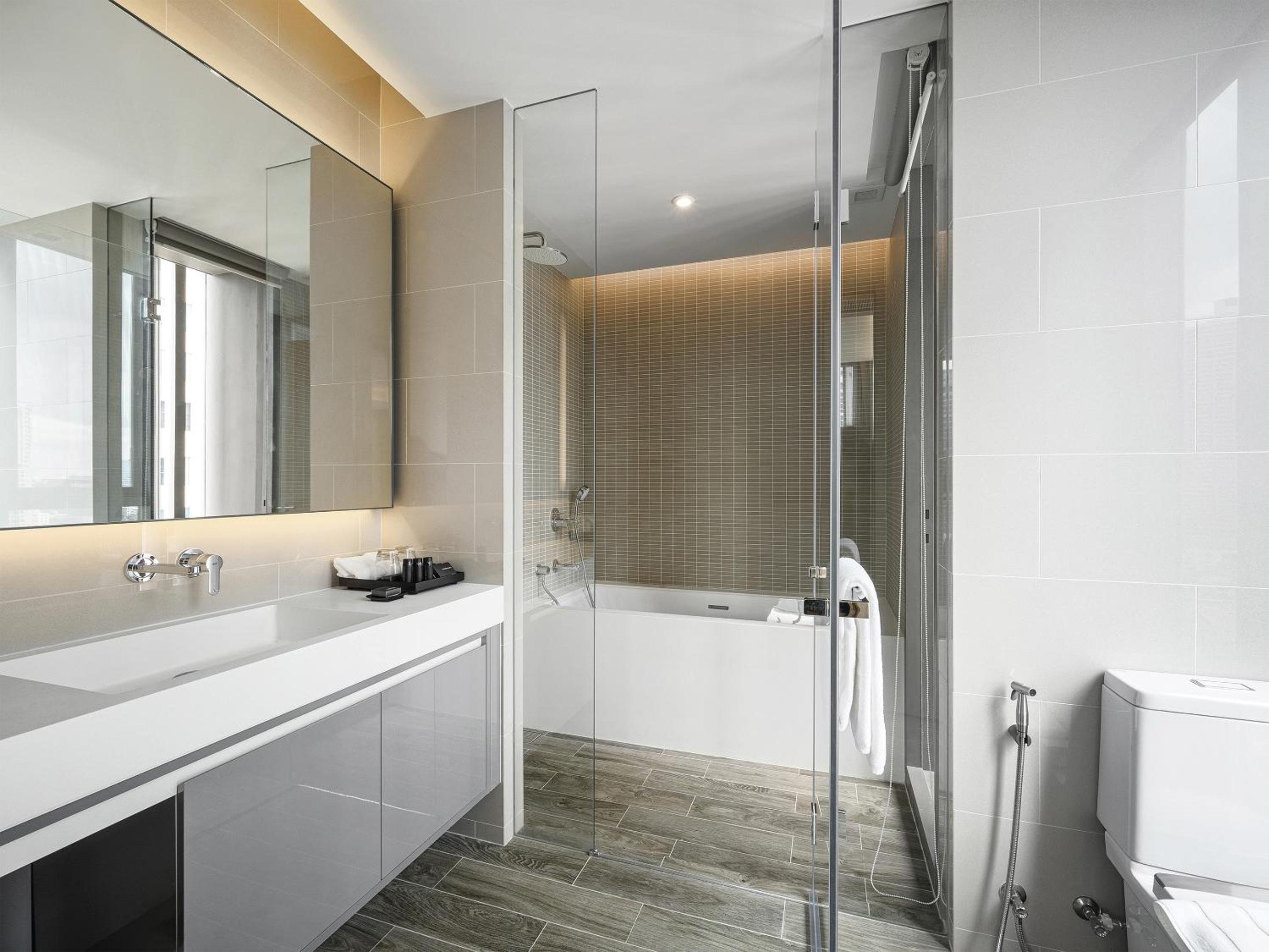 Deluxe Two-Bedroom Apartment thumbnail 5