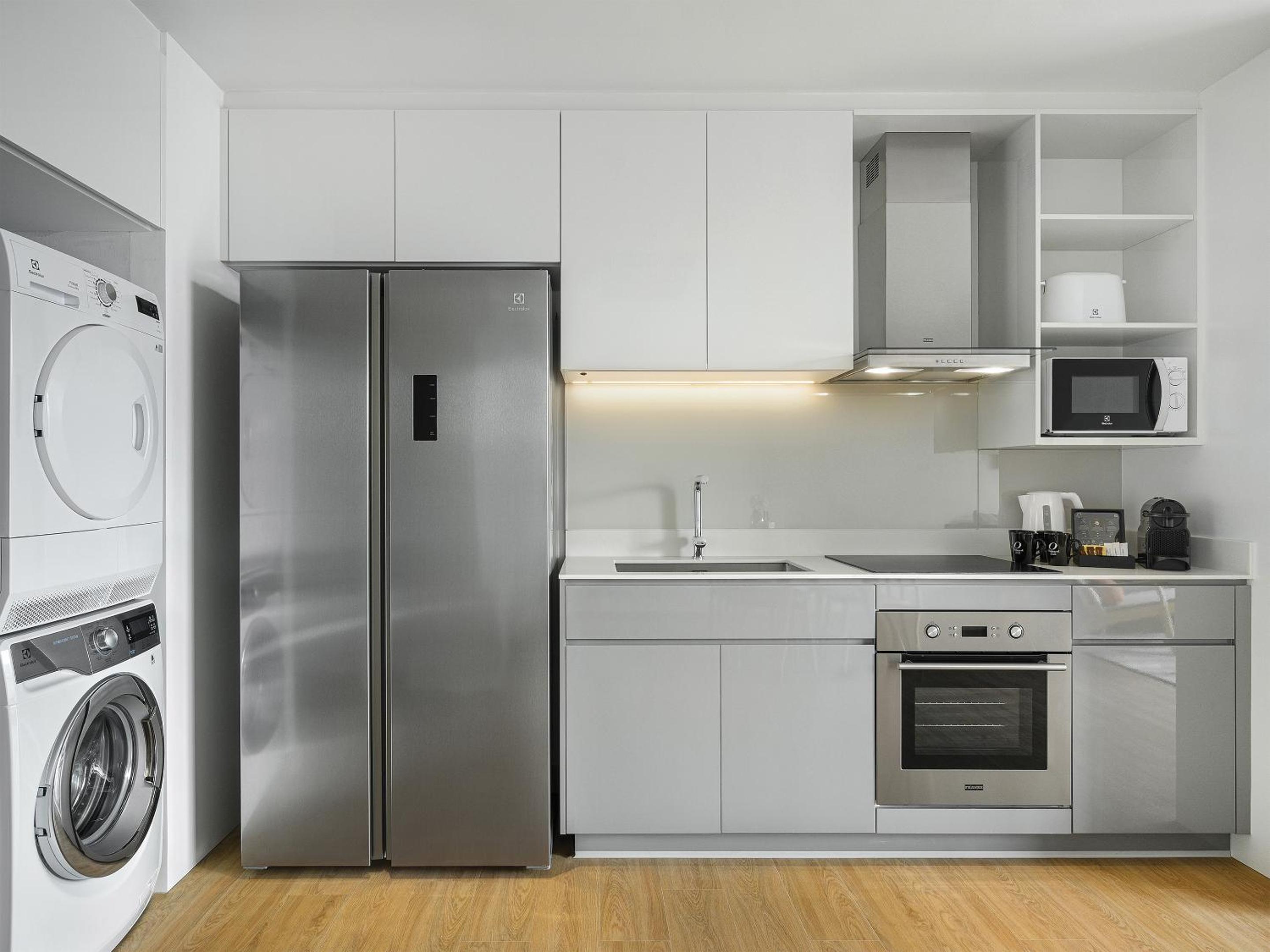 Deluxe Two-Bedroom Apartment thumbnail 6