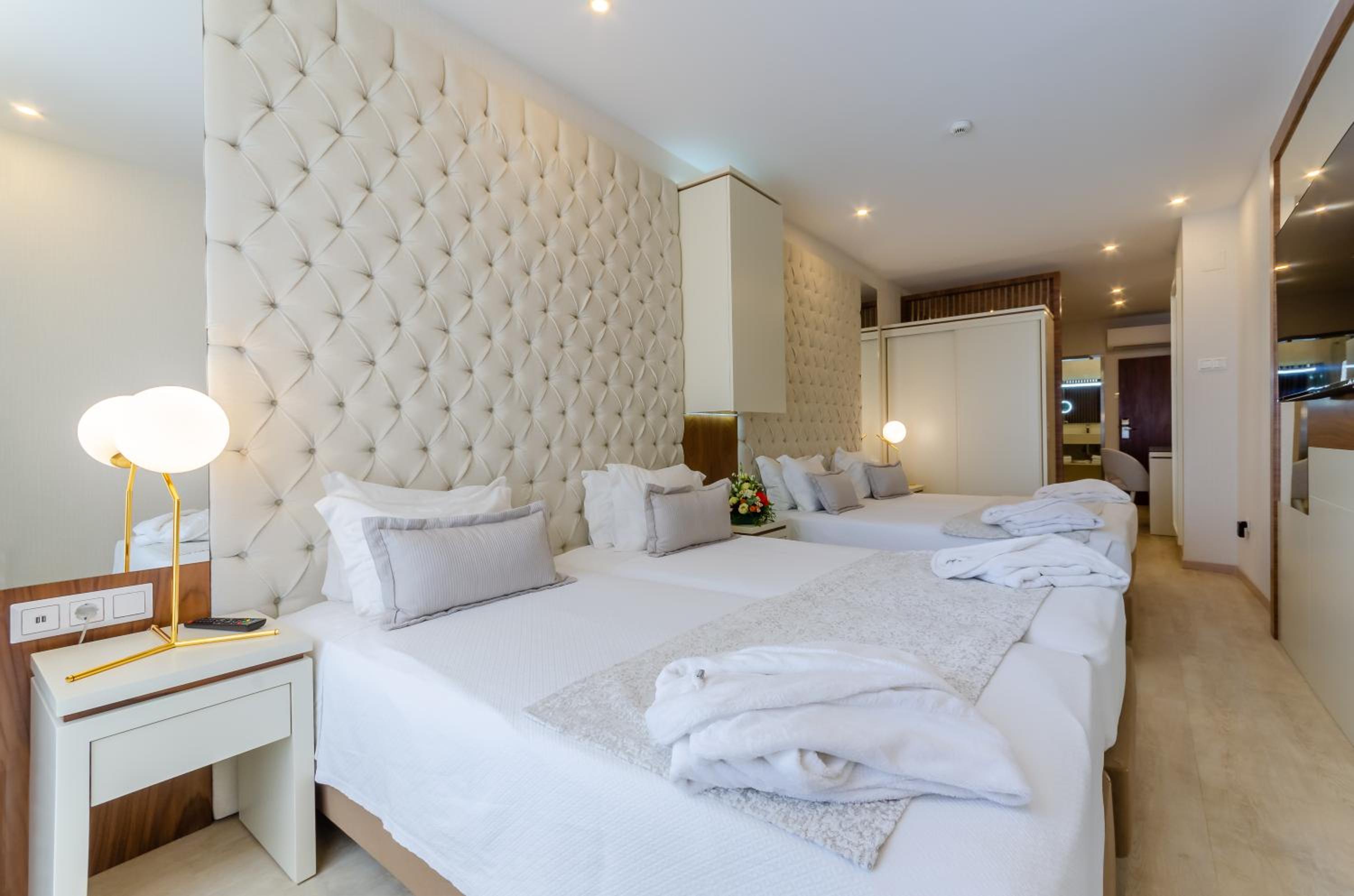 Quadruple Room thumbnail 6