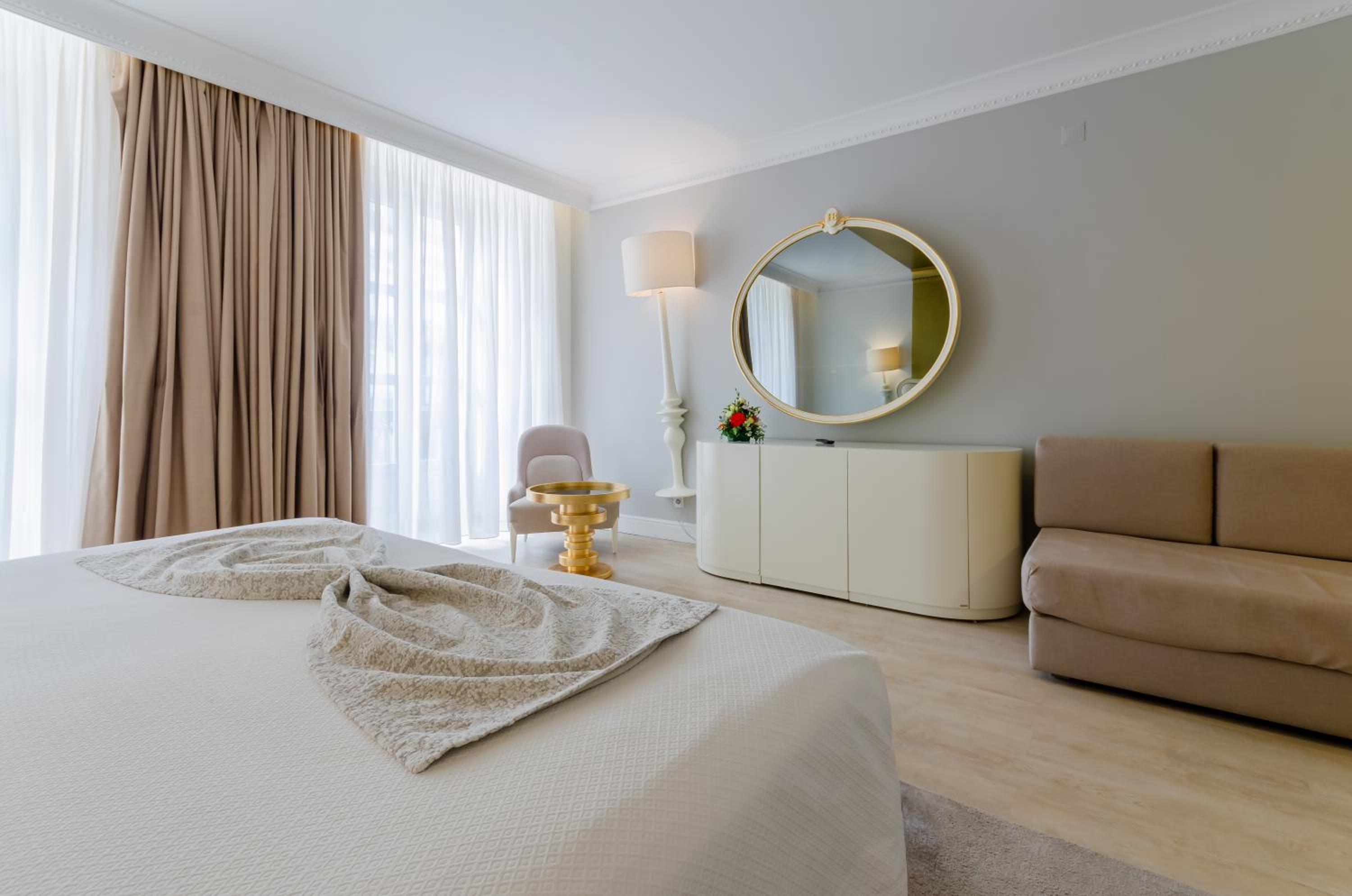 Superior Triple Room with Chiado View