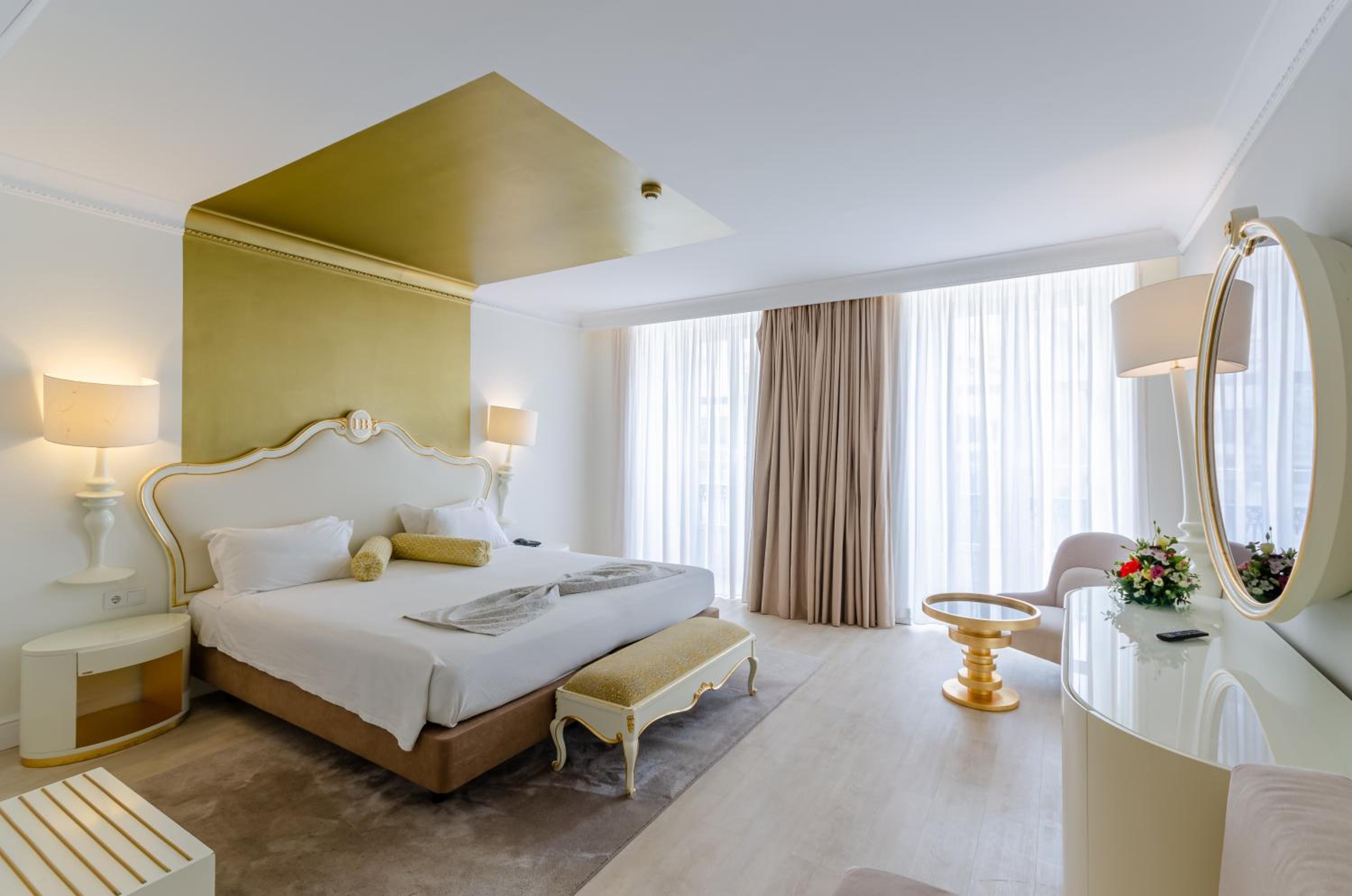 Superior Triple Room with Chiado View