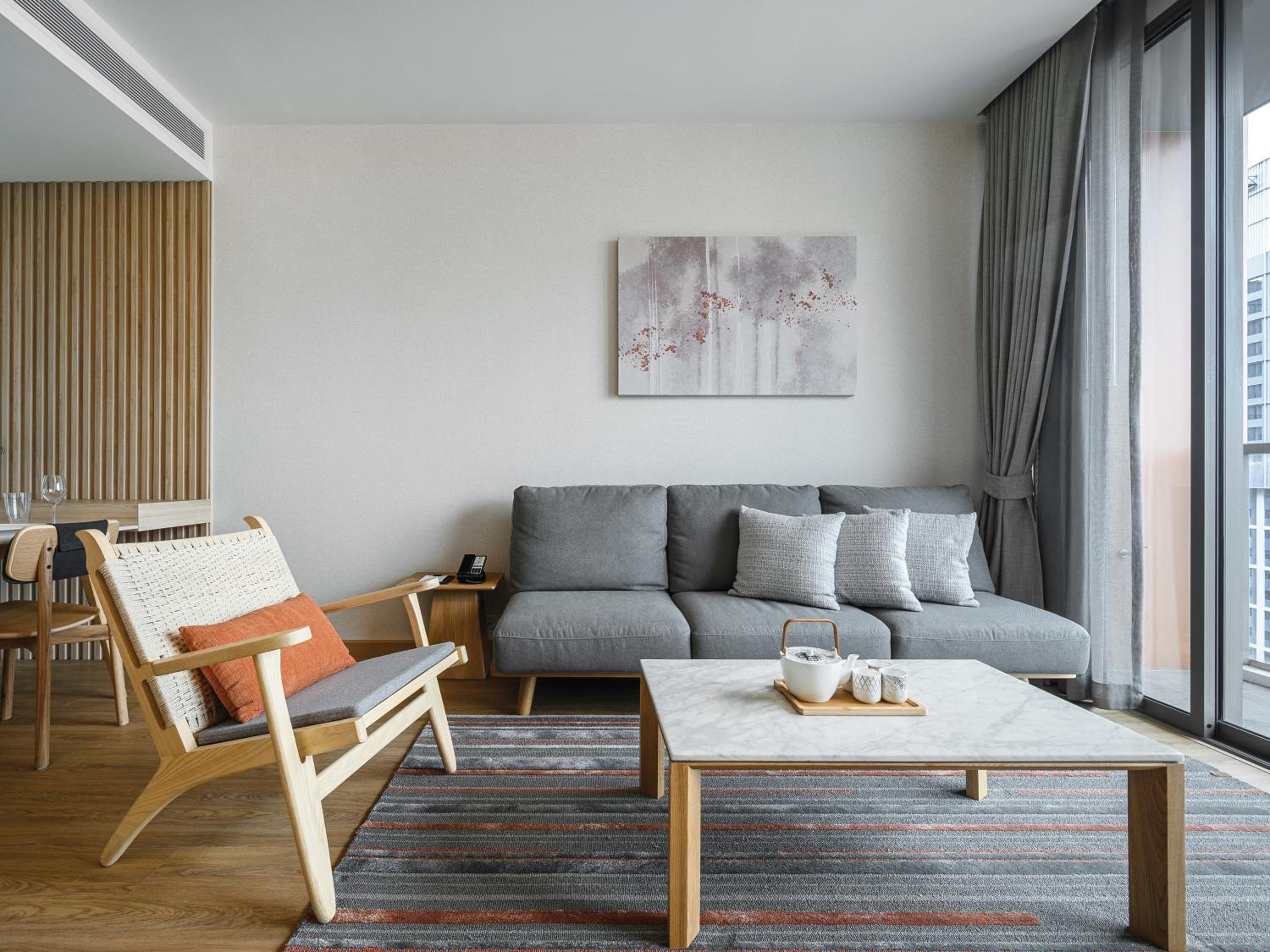 Deluxe One-Bedroom Apartment thumbnail 5