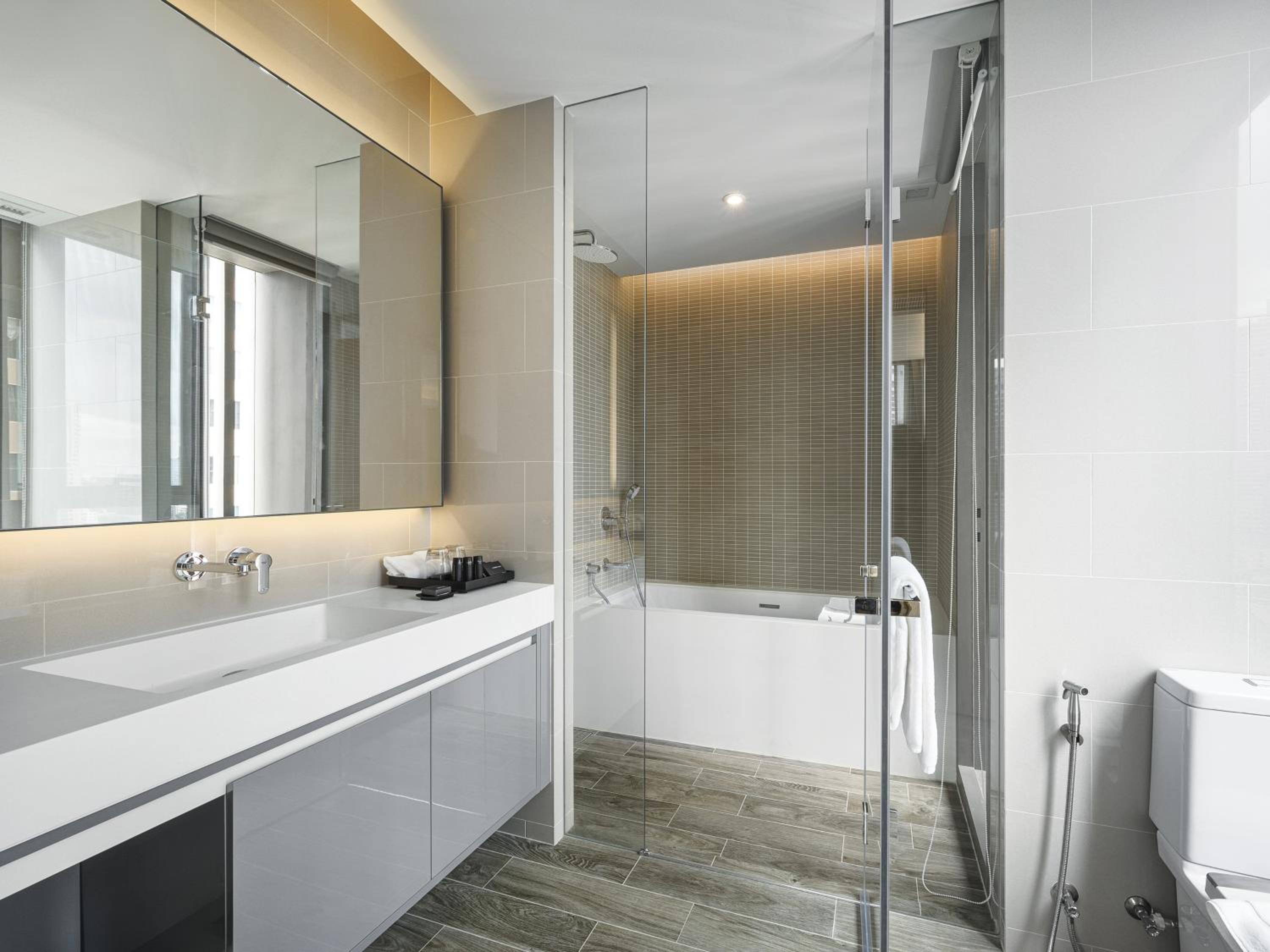 Executive One-Bedroom Apartment thumbnail 6