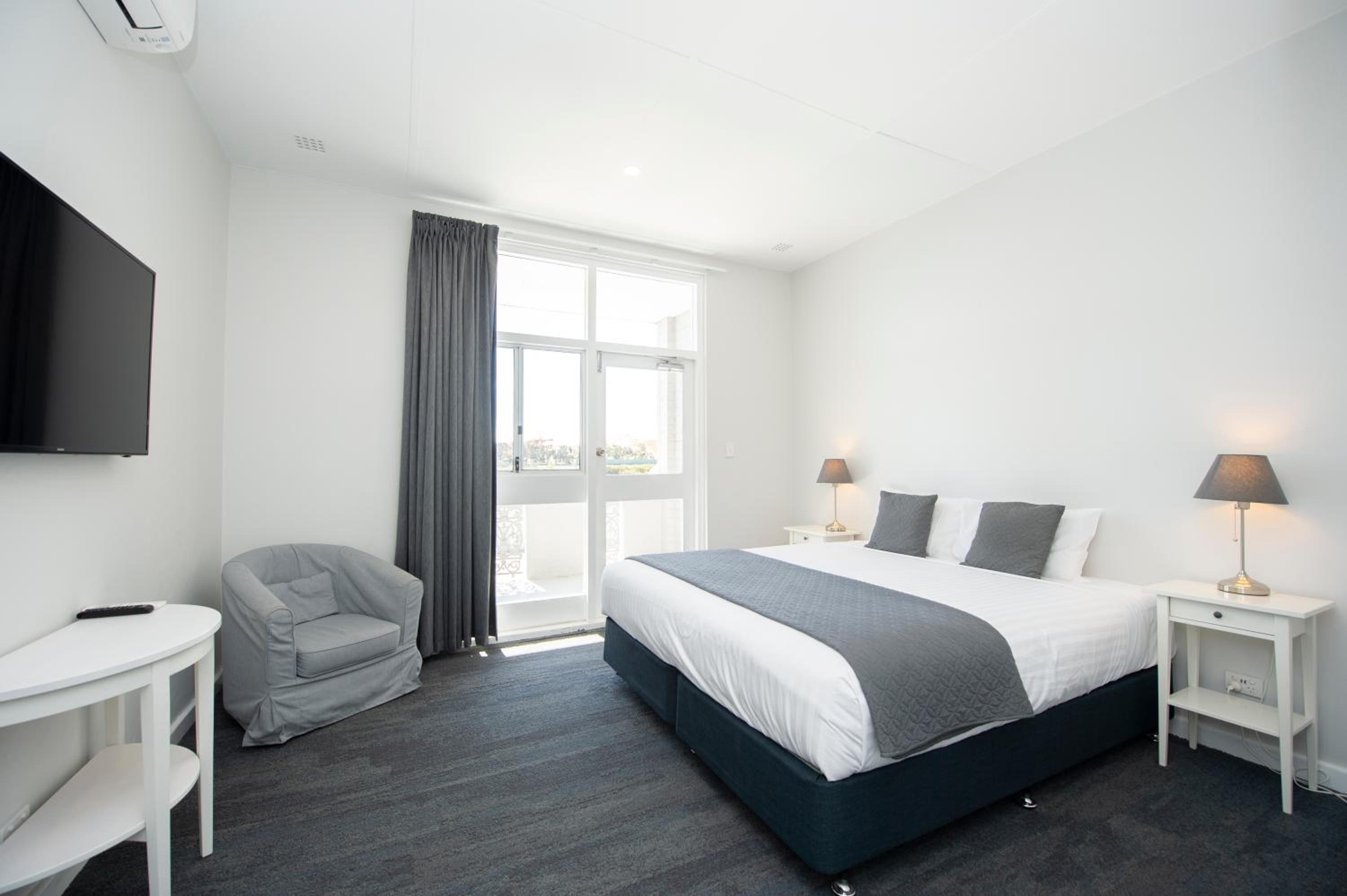 King Room with Balcony photo 1