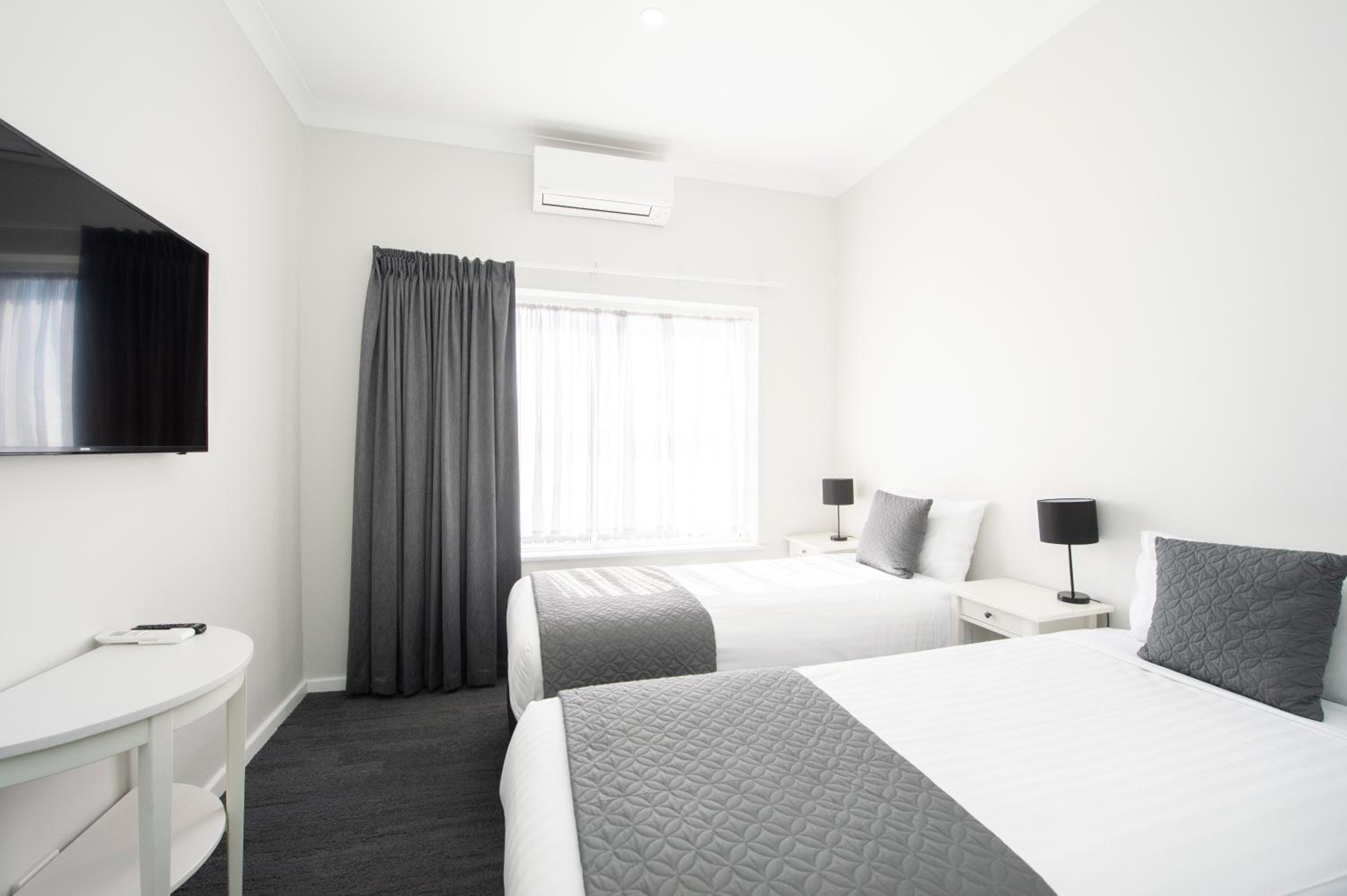 Twin Room - Photo 2