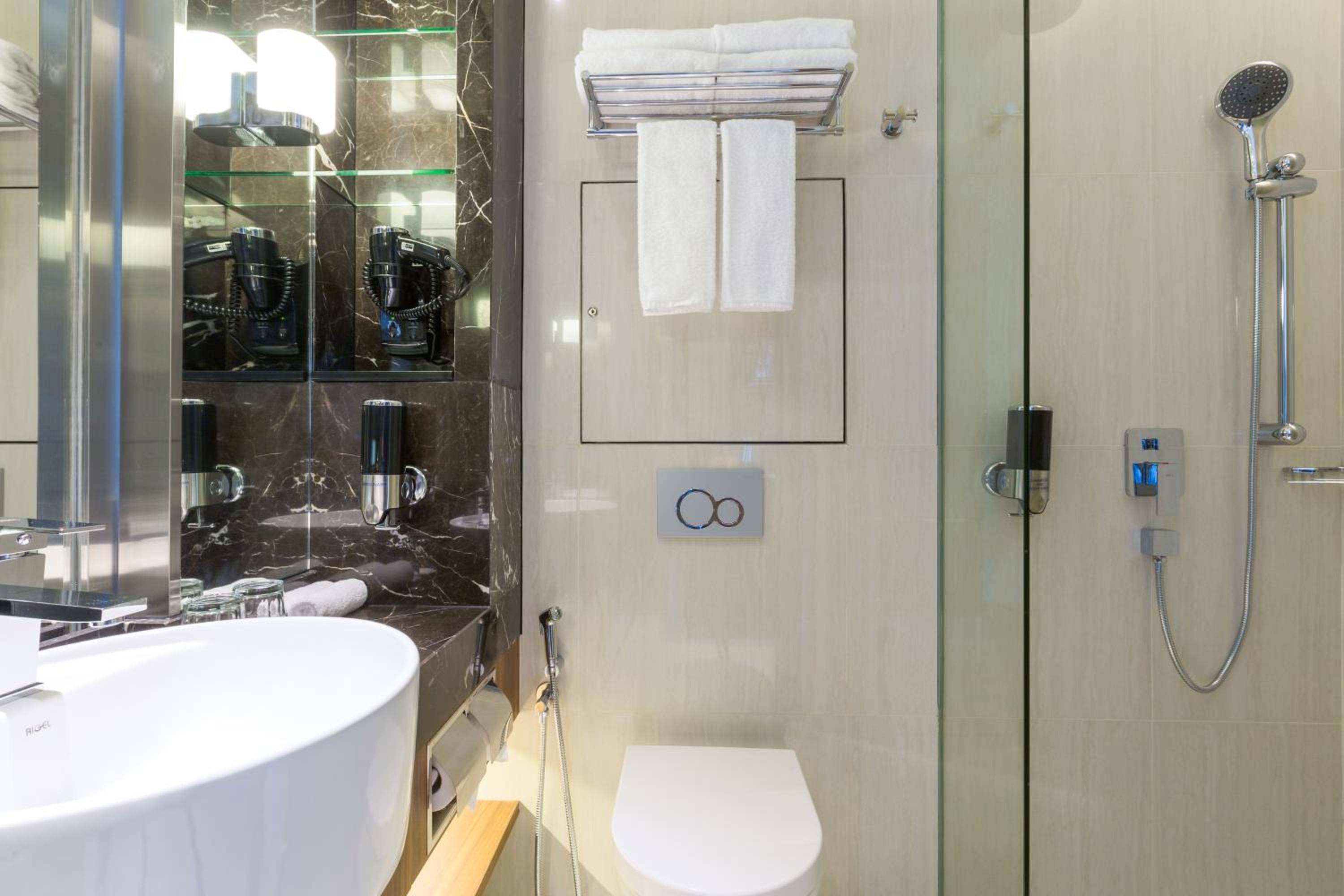 Standard Queen Room with Free Breakfast - Top Floor