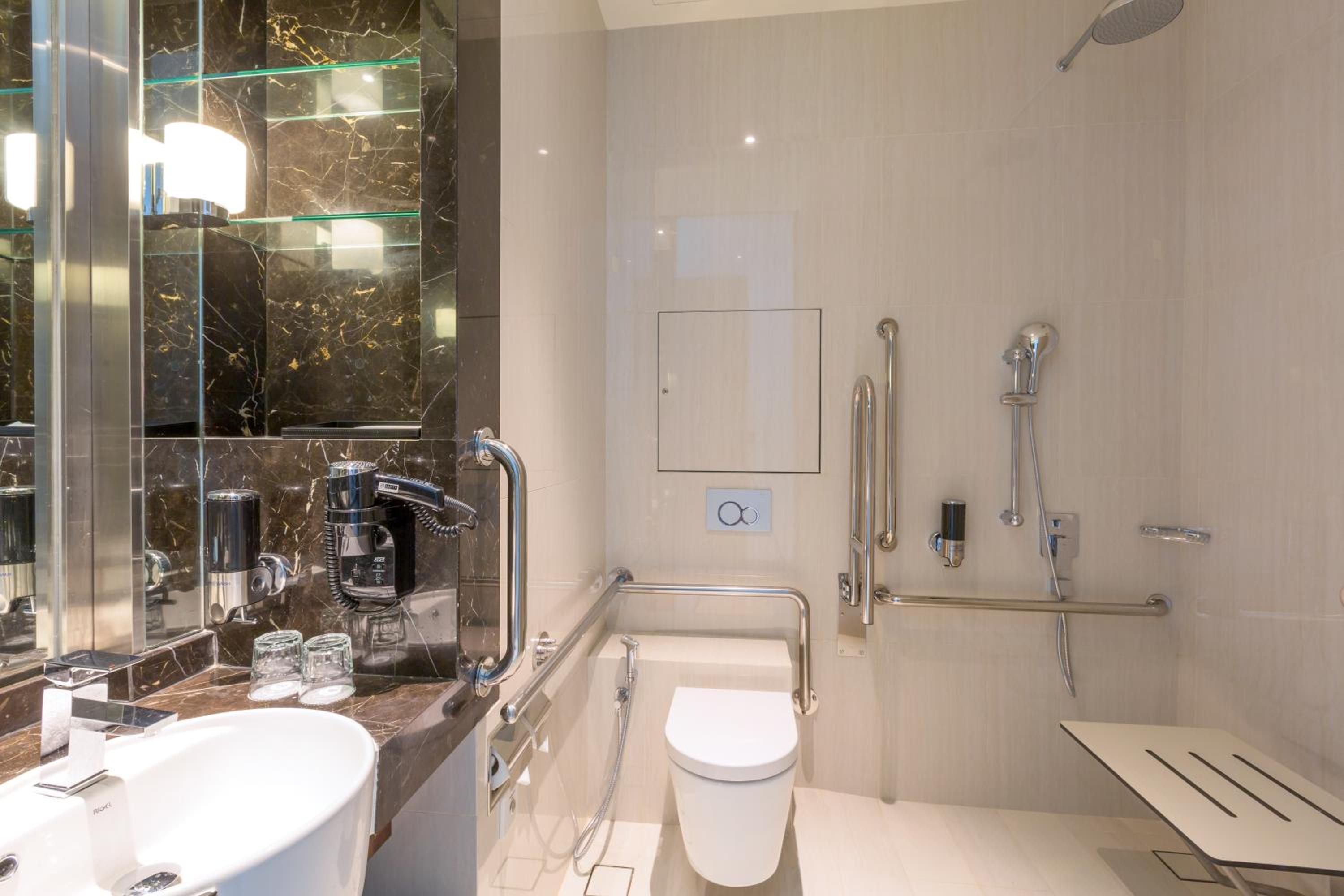 Standard Queen Room with Free Breakfast - Top Floor/Accessible