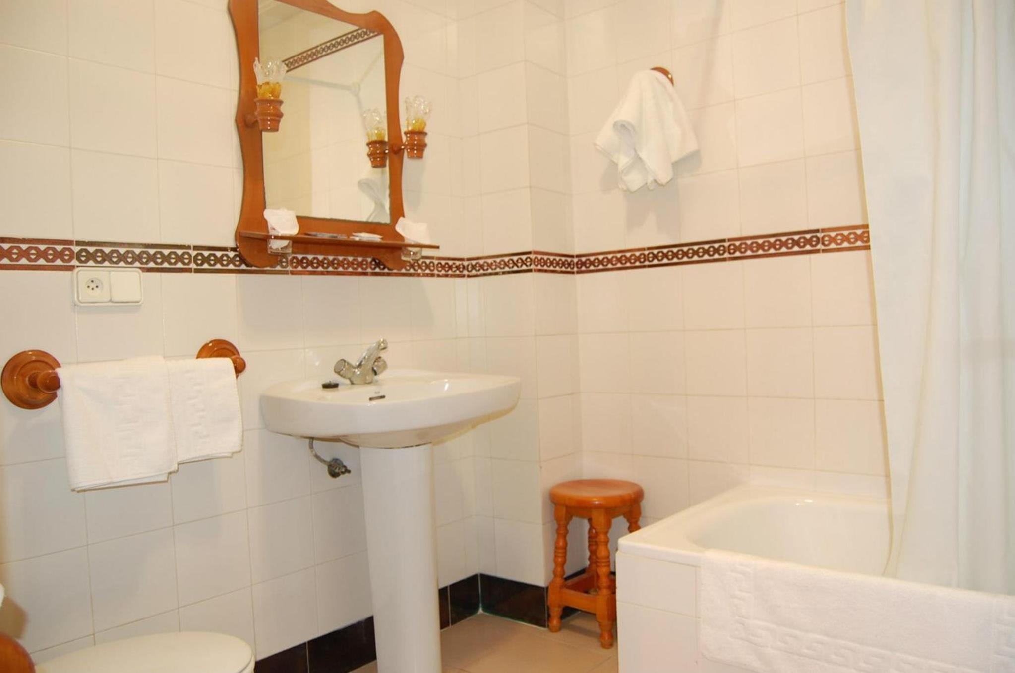 Double or Twin Room - Photo 4