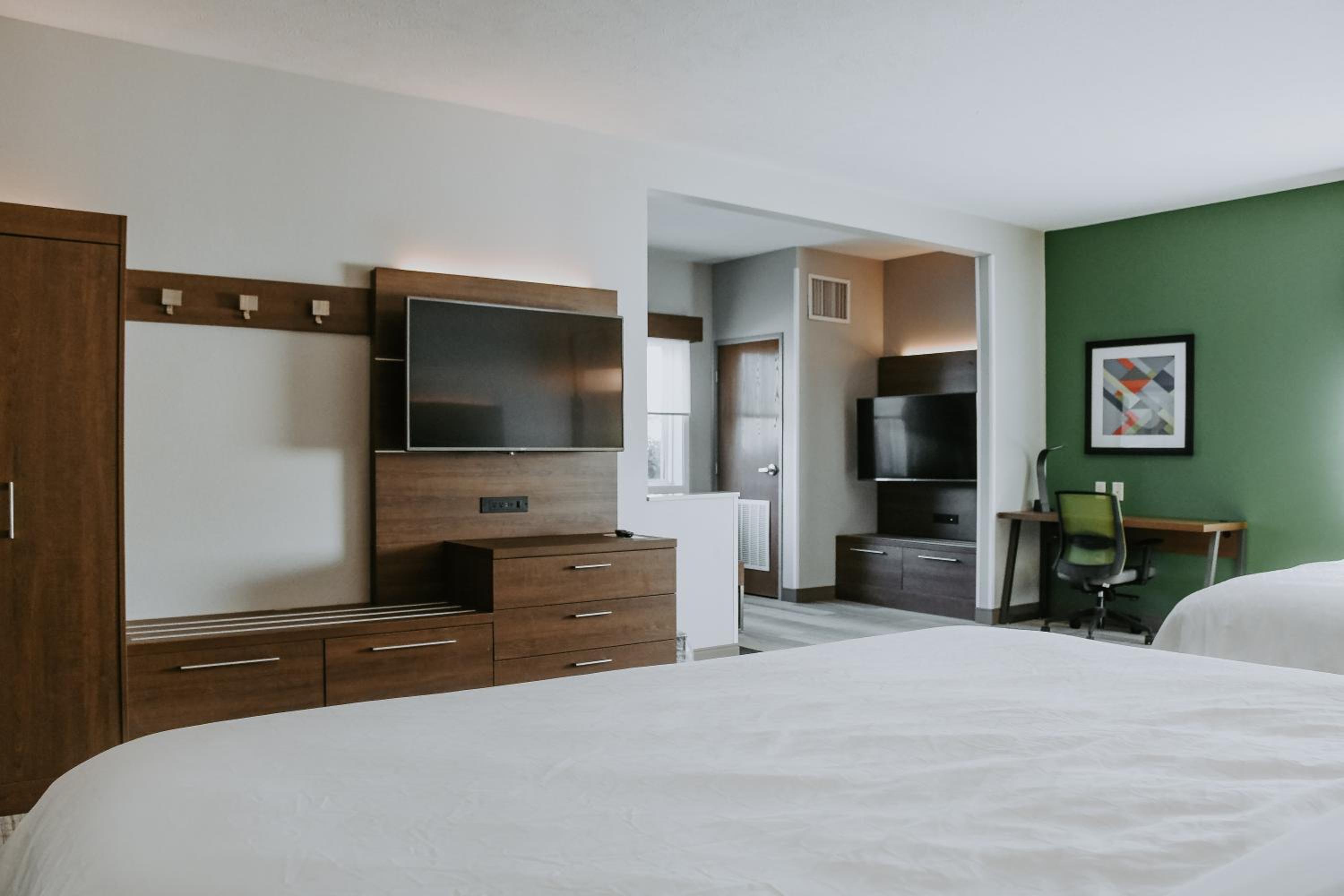 Suite with Two King Beds - Photo 7