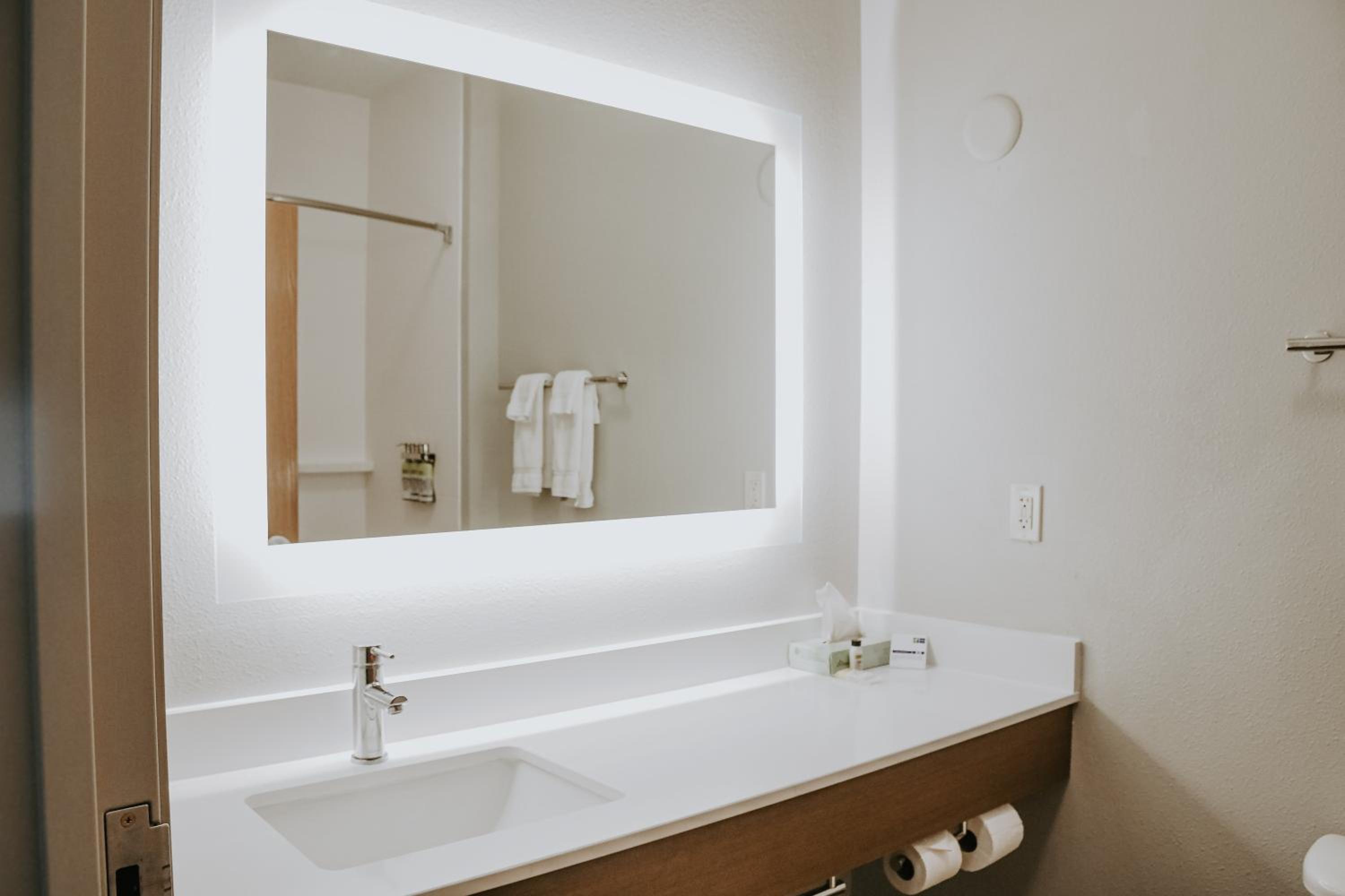 Standard King Room - Photo 9