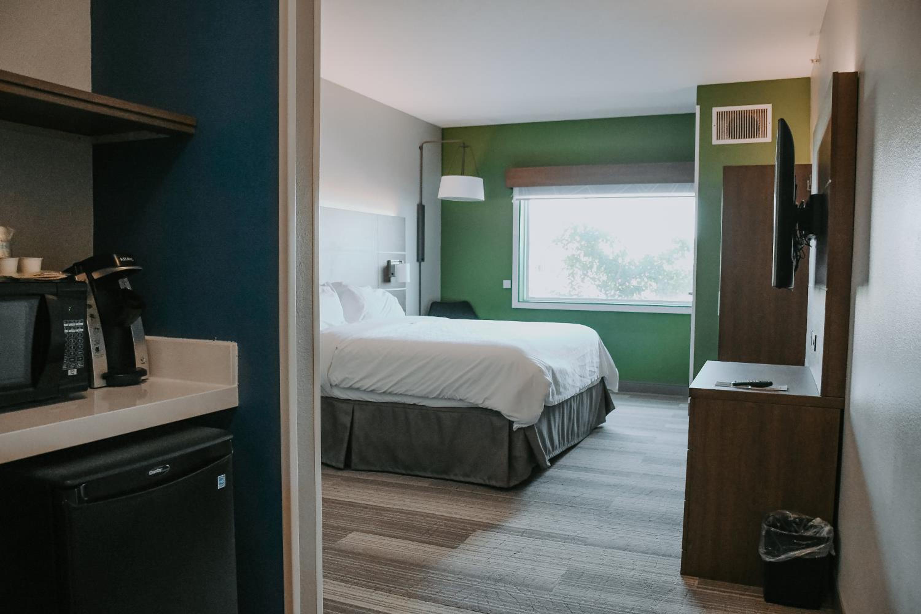 Standard King Room - Photo 8