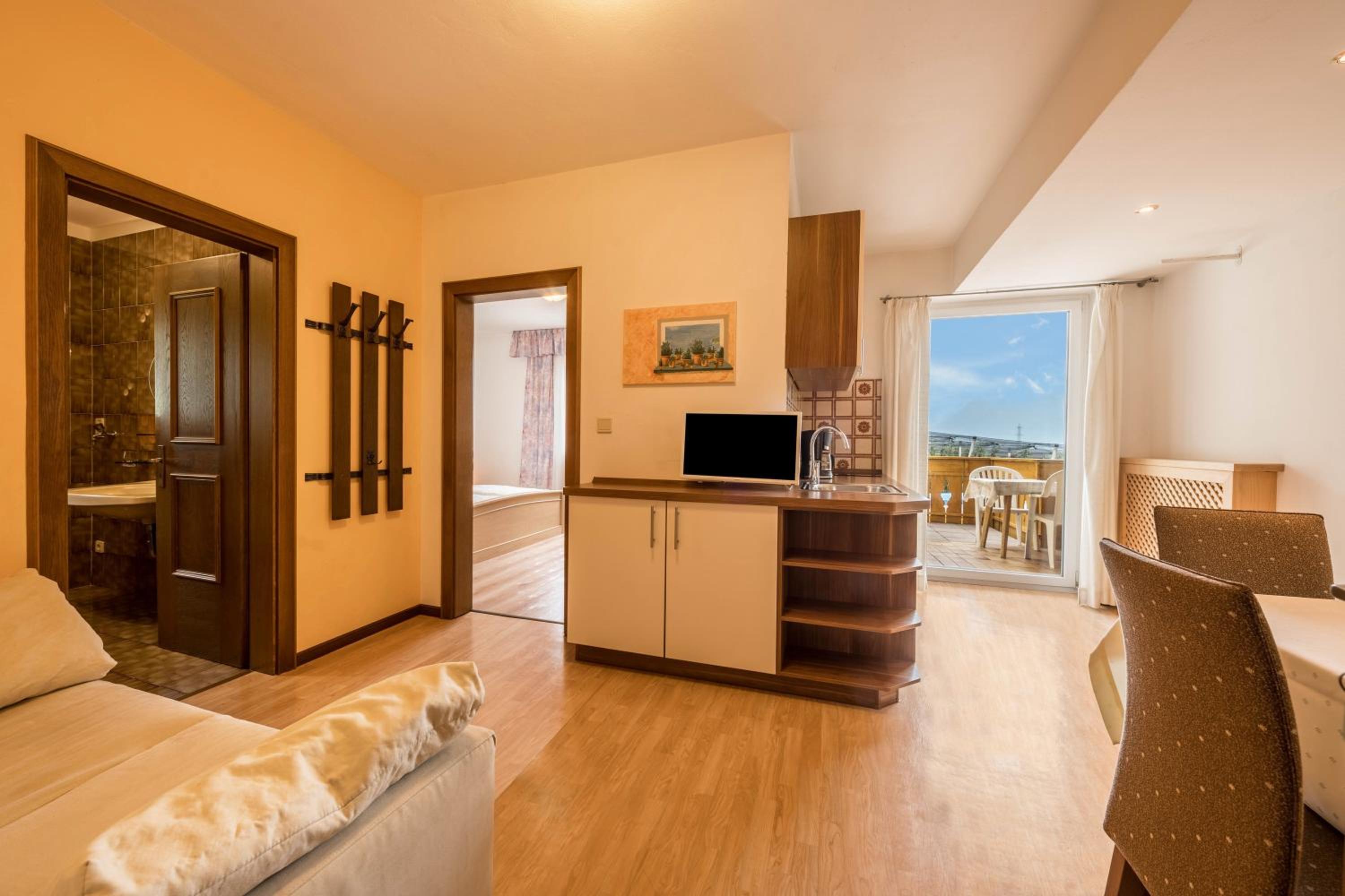 Superior One-Bedroom Apartment with Balcony - Photo 5
