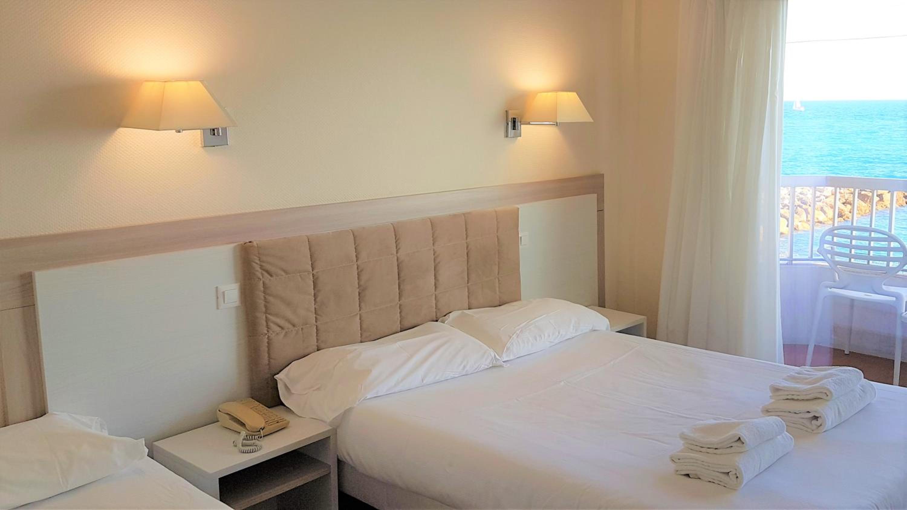 Double or Twin Room with Balcony and Sea View - Photo 1