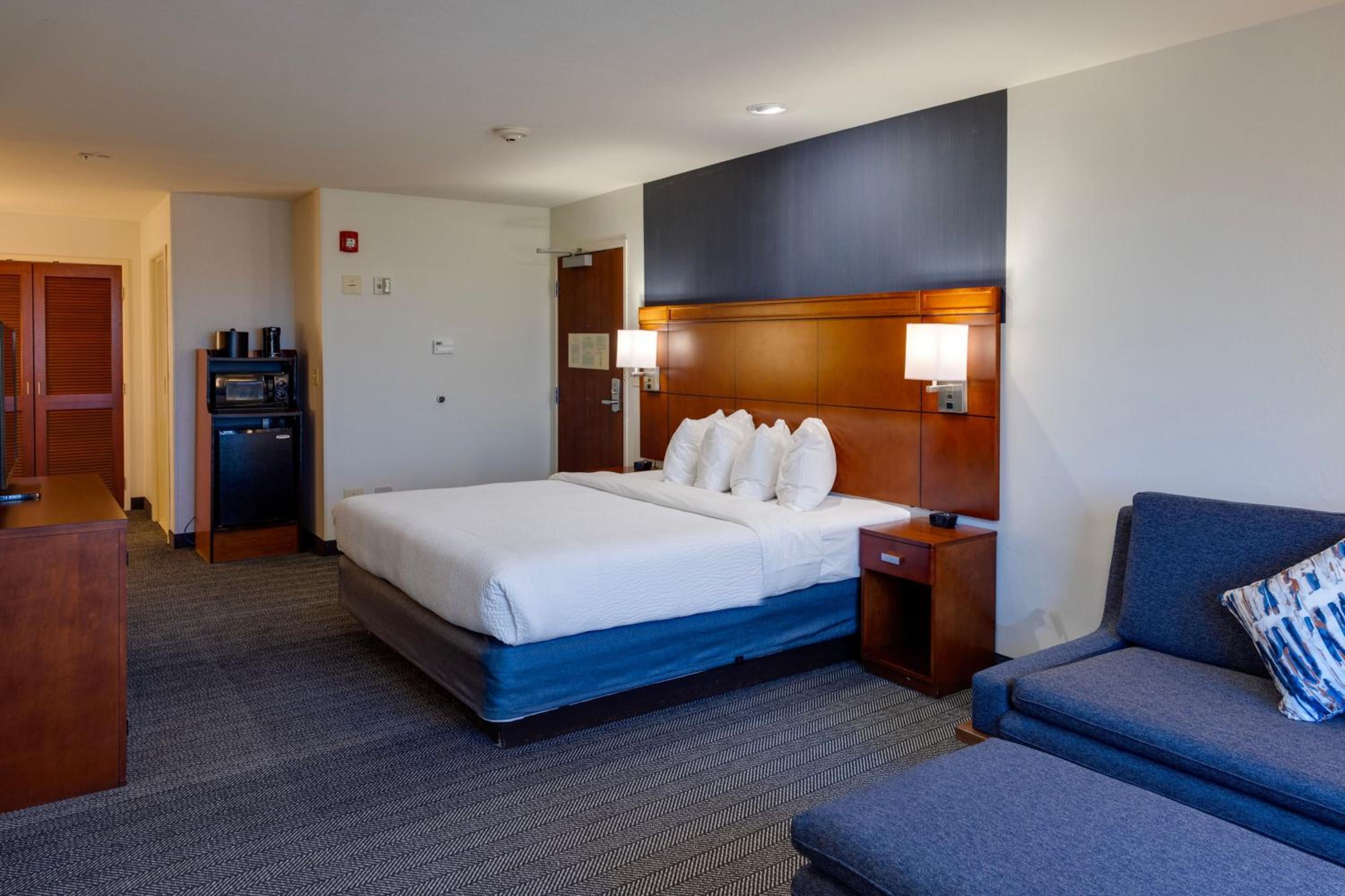Larger Studio with One King Bed, One Set of Bunk Beds, Bathtub and Sofa Bed - Mobility Access/Hearing Accessible