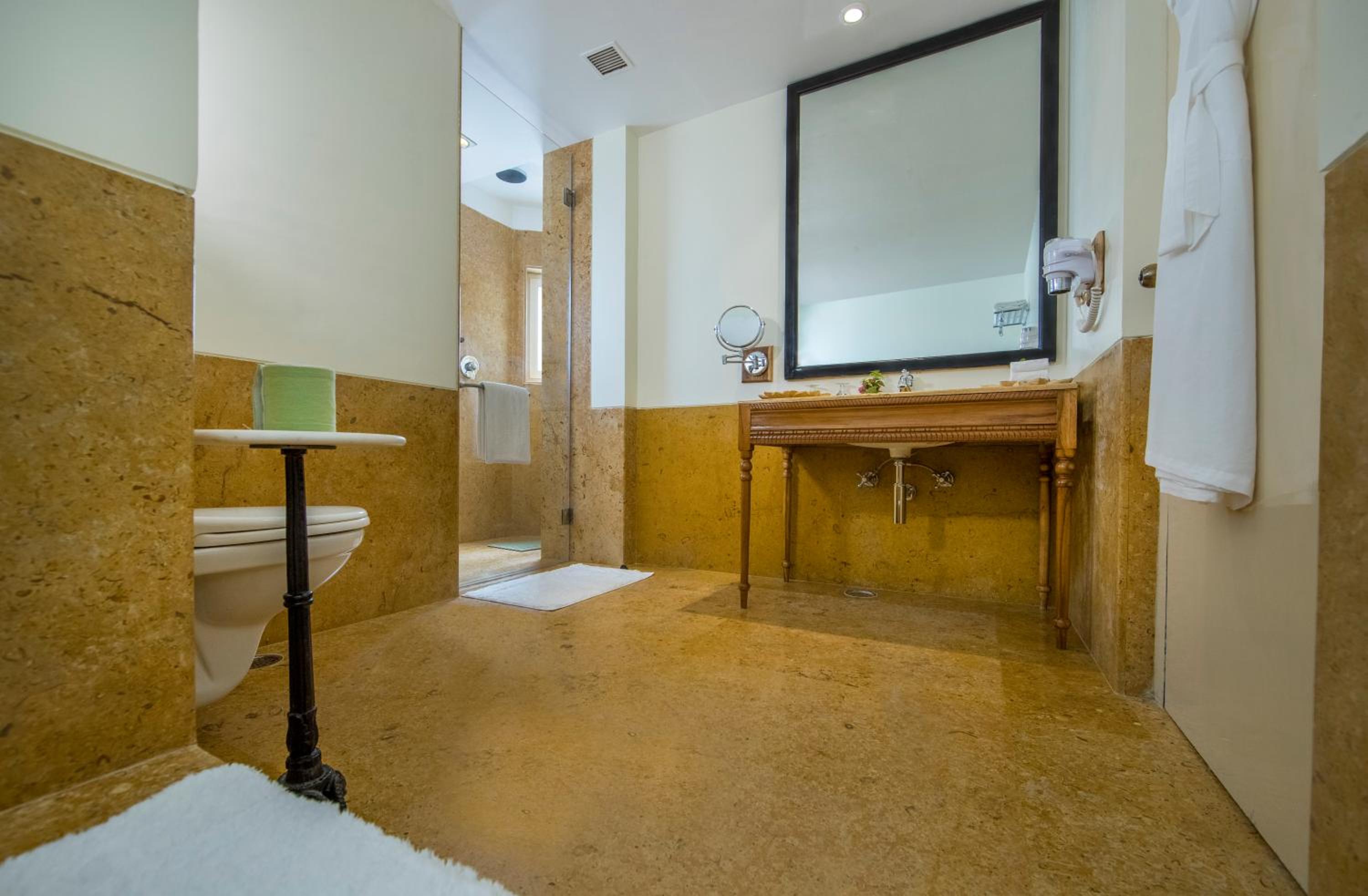 Signature Suite - Photo 6