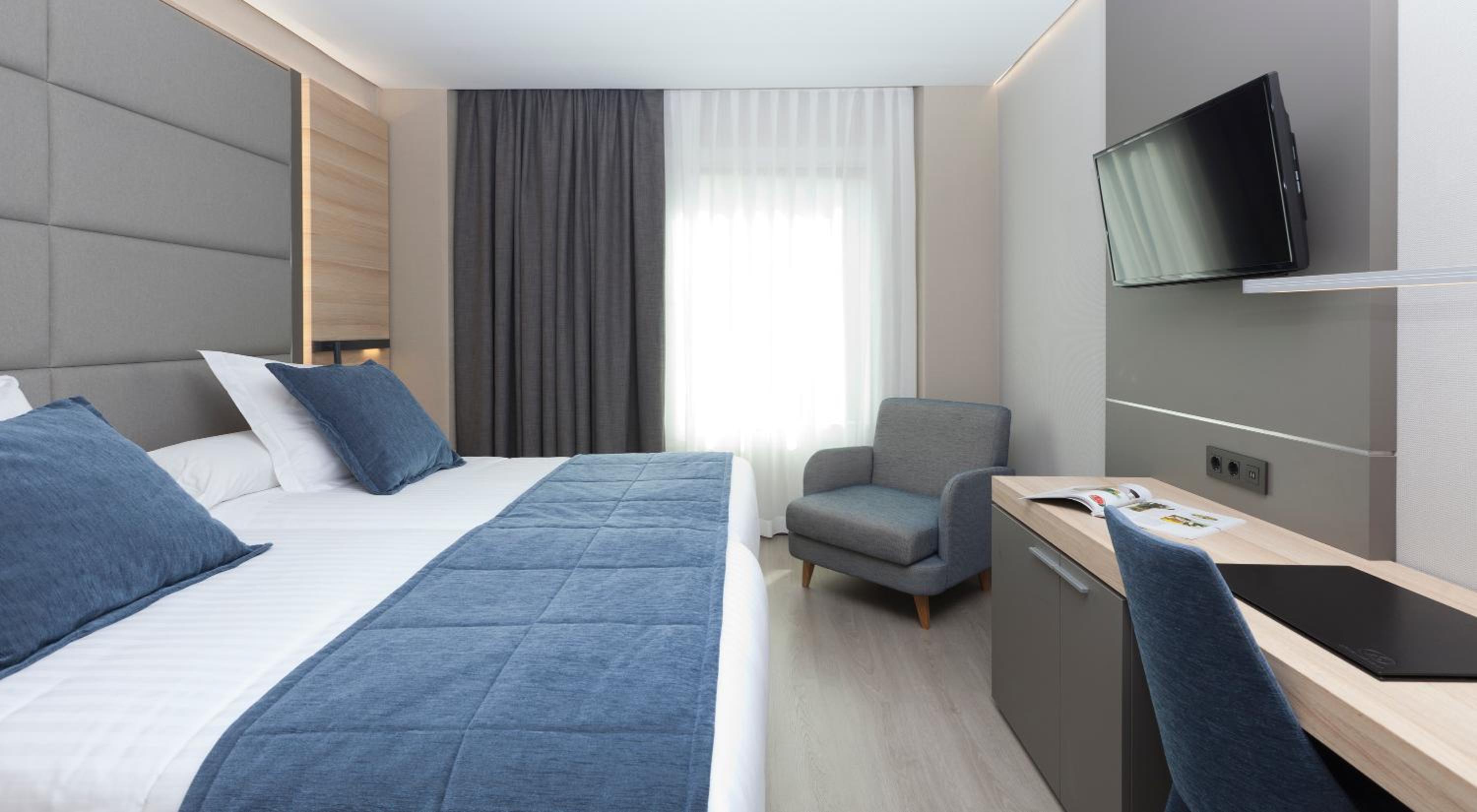 Deluxe Double Room with King Bed thumbnail 6