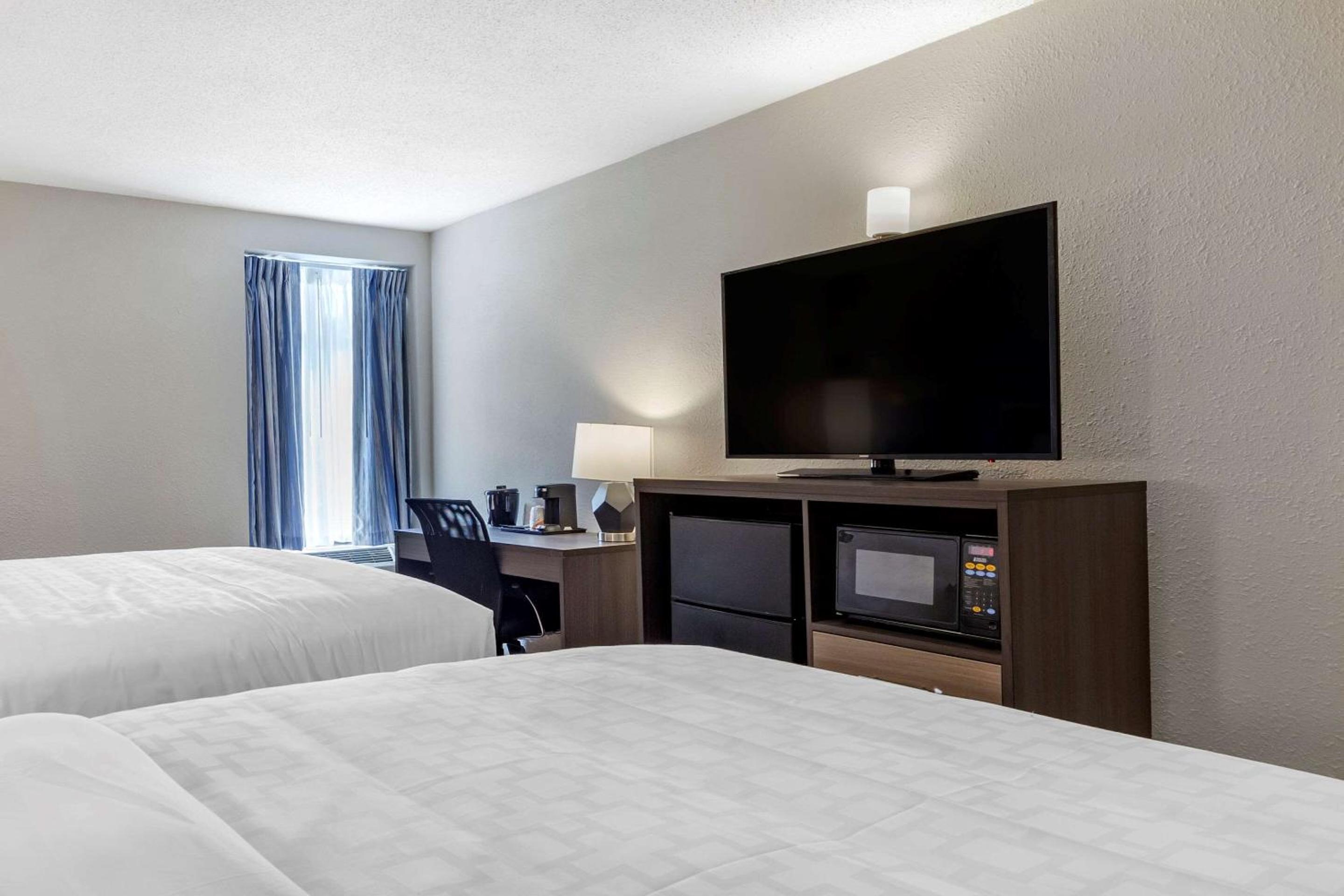 Standard Queen Room with Two Queen Beds - Non-Smoking photo 3
