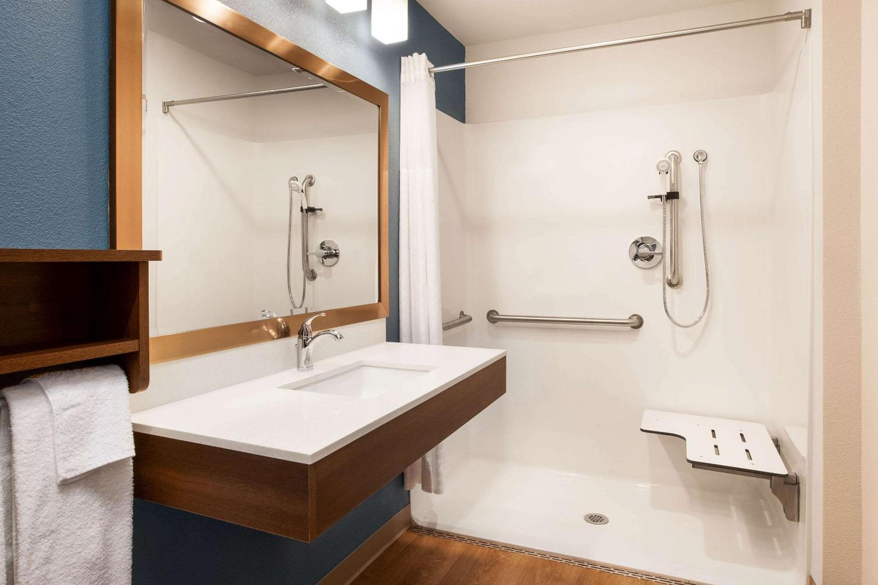 Queen Room  with Roll-In Shower - Disability Access/Non-Smoking photo 3
