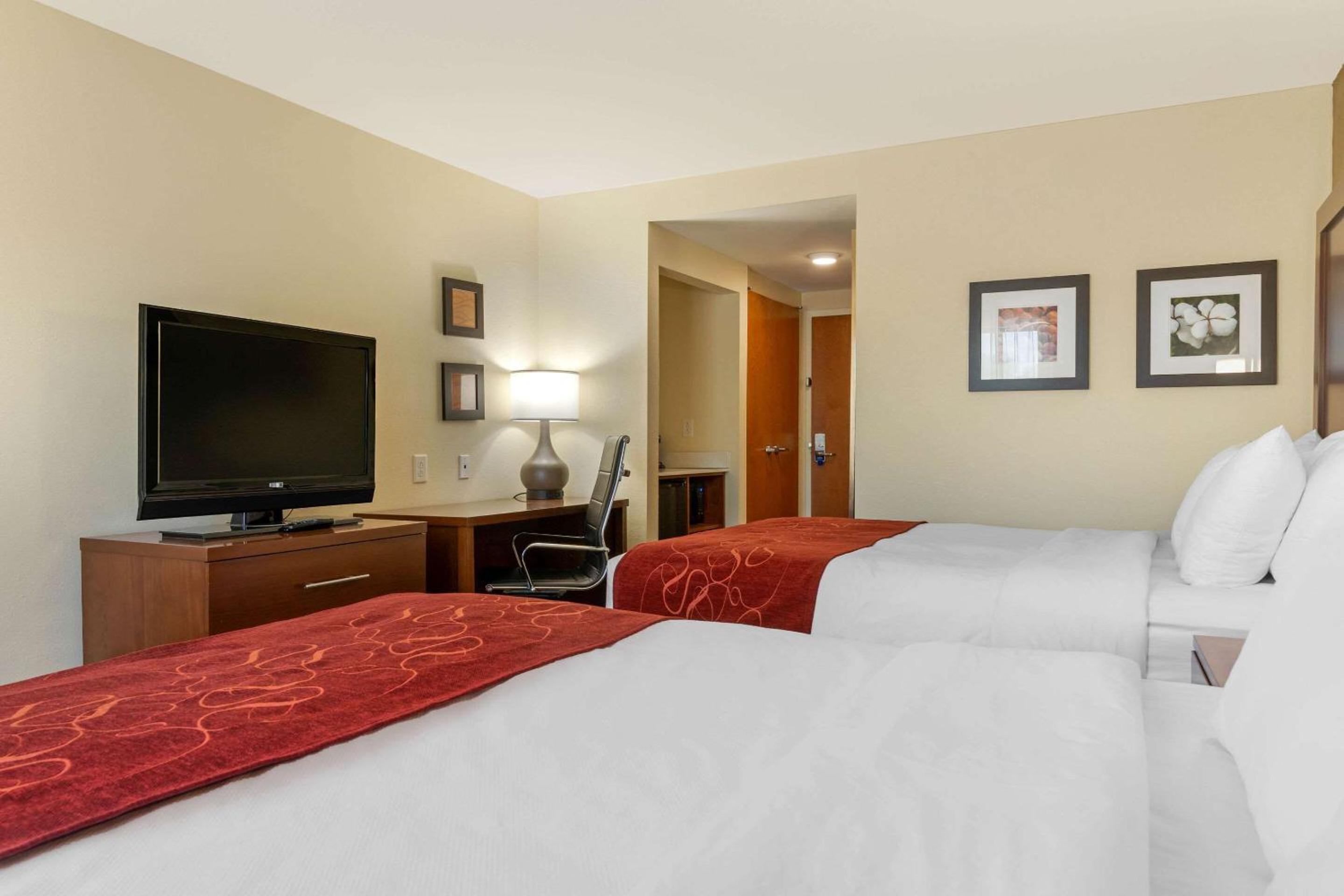 Queen Room with Two Queen Beds - Non-Smoking - Photo 1