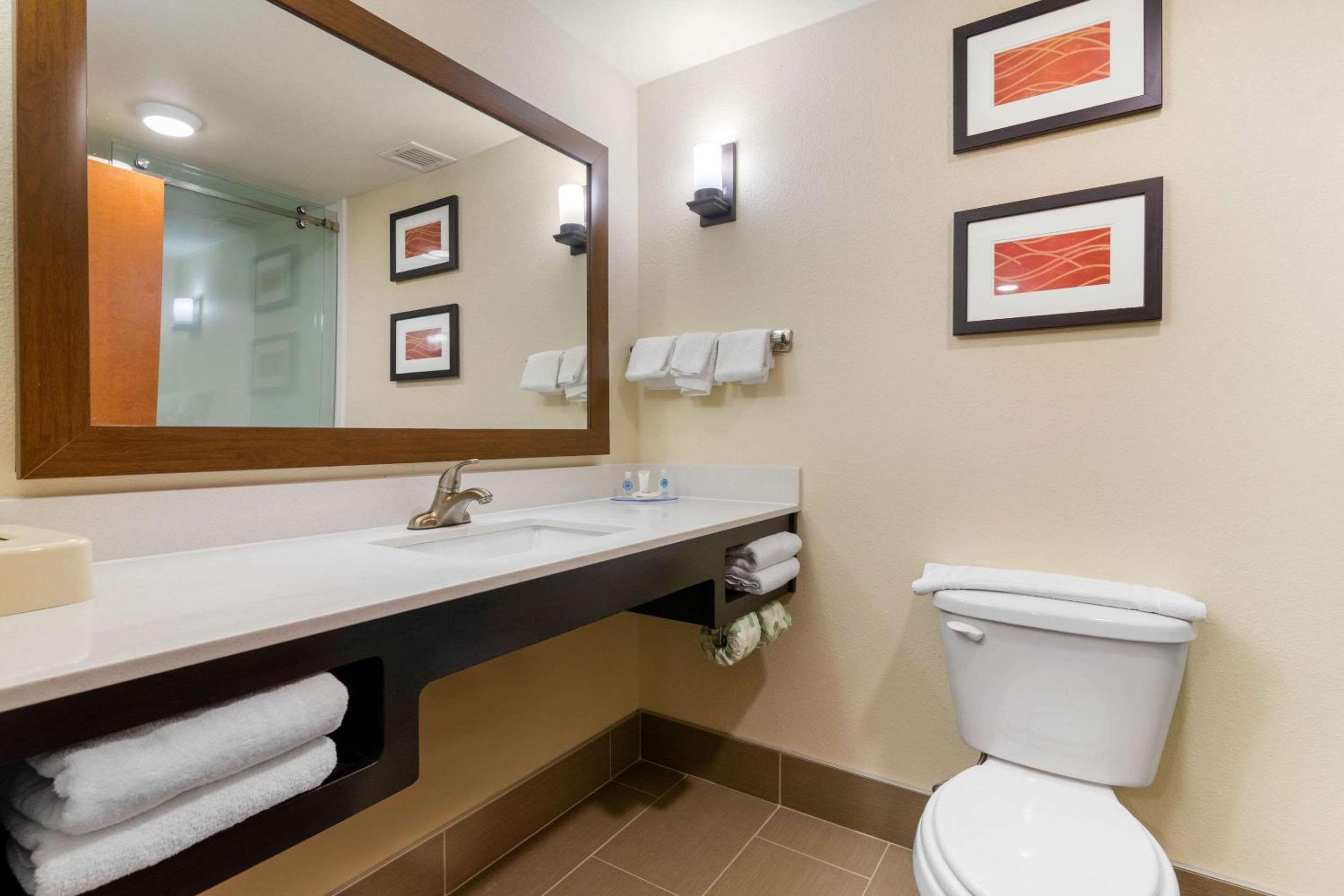 Standard King Room - Non-Smoking  - Photo 3
