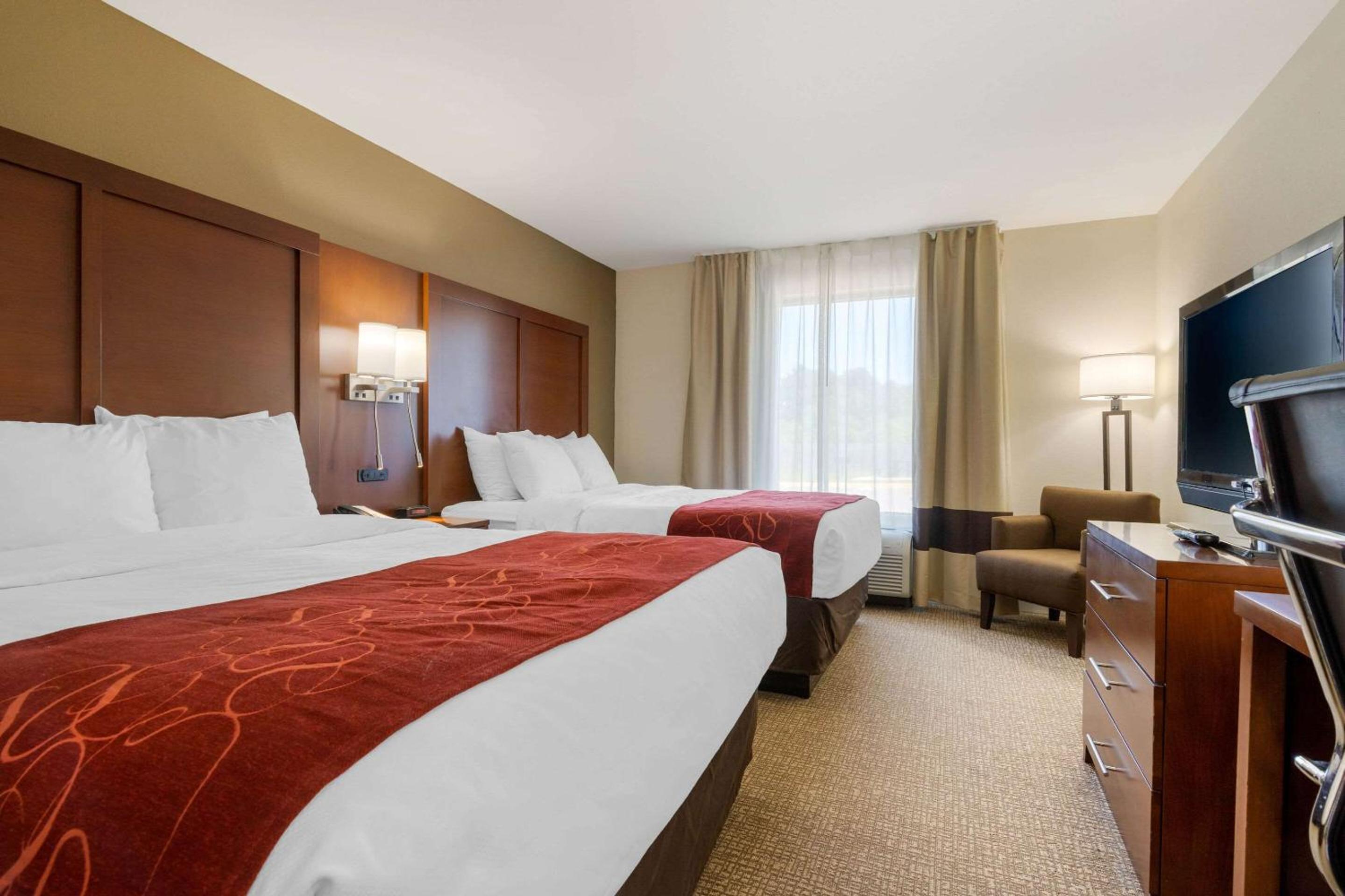 Queen Room with Two Queen Beds - Non-Smoking - Photo 3