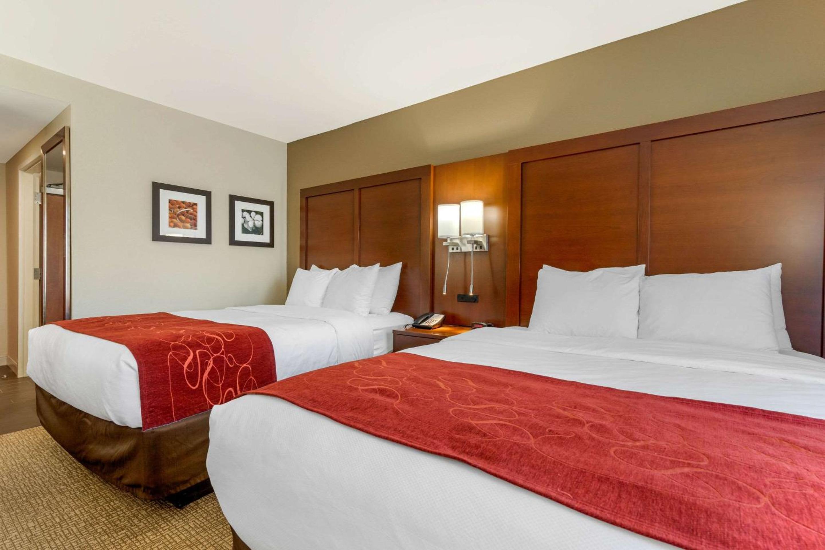 Queen Room with Two Queen Beds - Non-Smoking - Photo 2