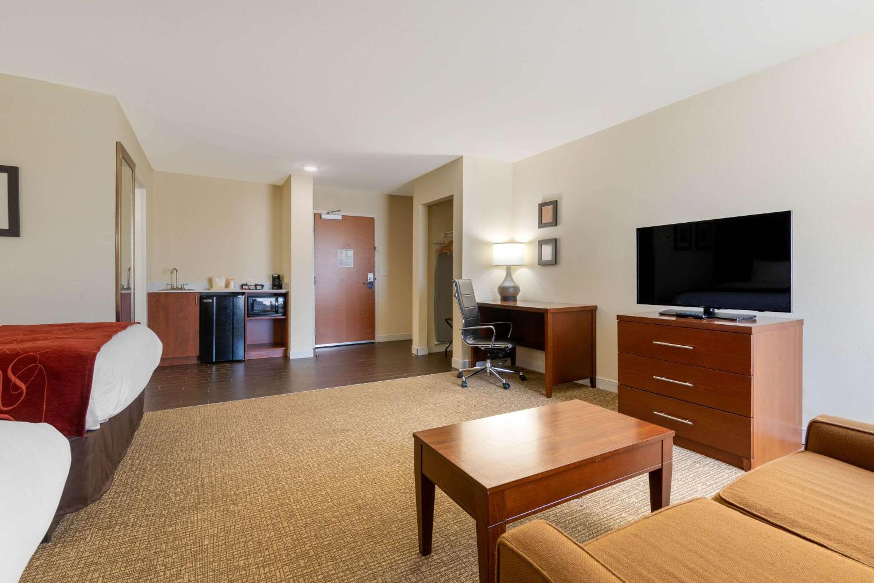 Queen Suite with Two Queen Beds - Non Smoking - Photo 4