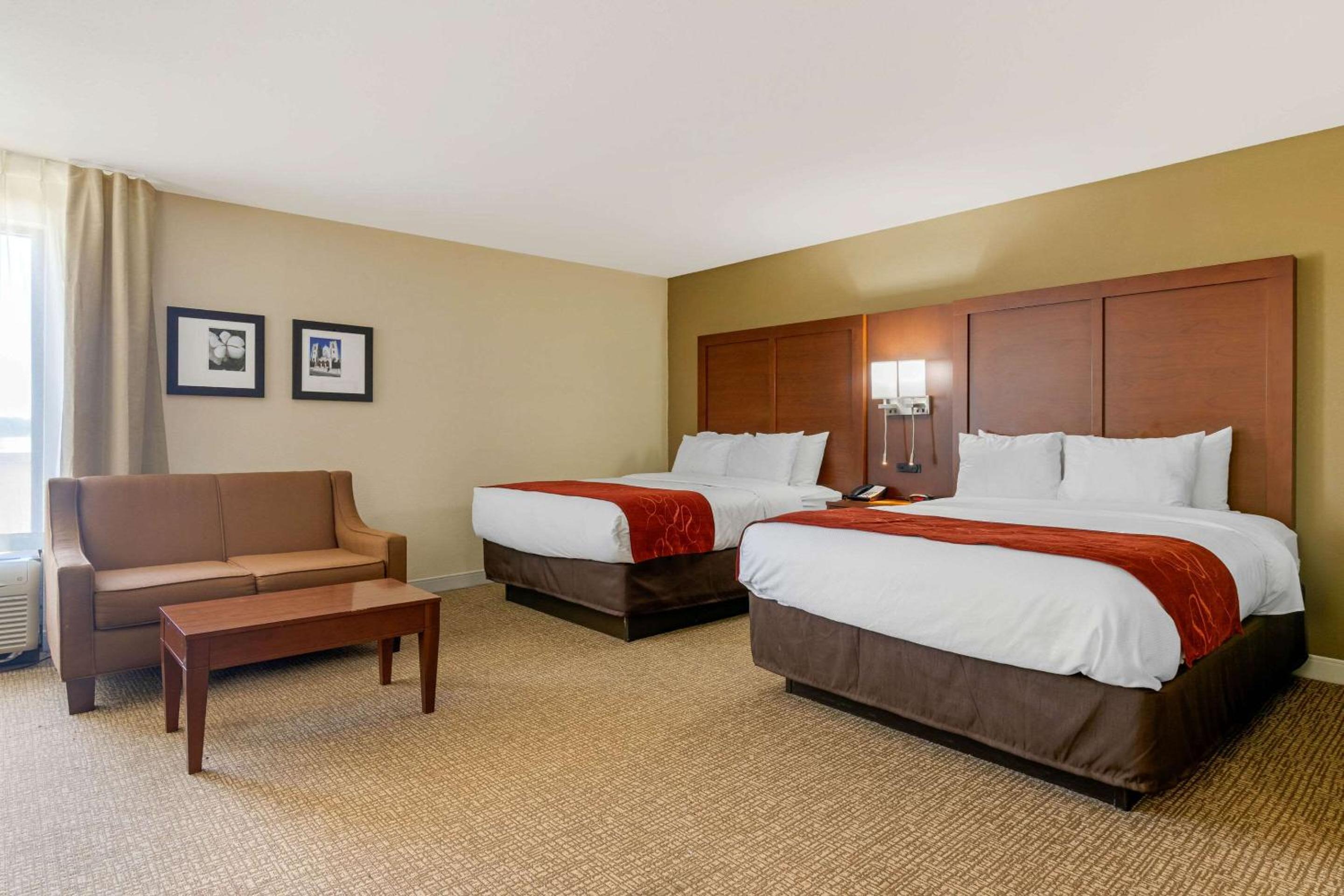 Queen Suite with Two Queen Beds - Non Smoking - Photo 2