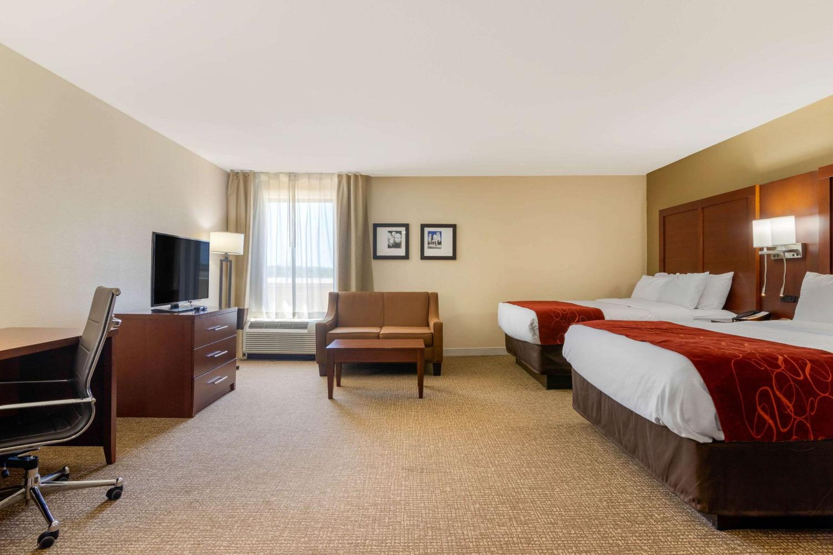 Queen Suite with Two Queen Beds - Non Smoking - Photo 3
