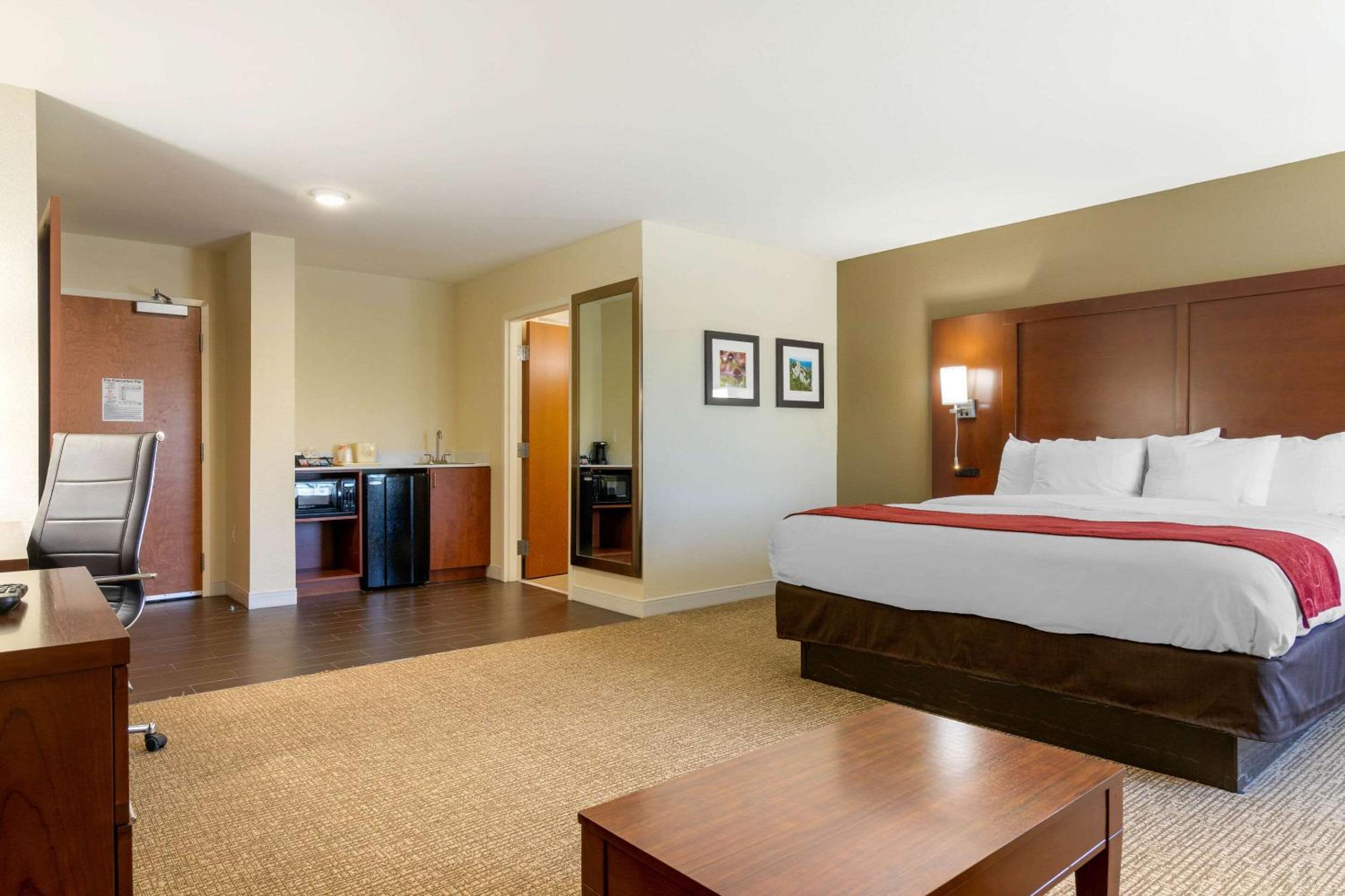 King Suite - Non-Smoking photo 2