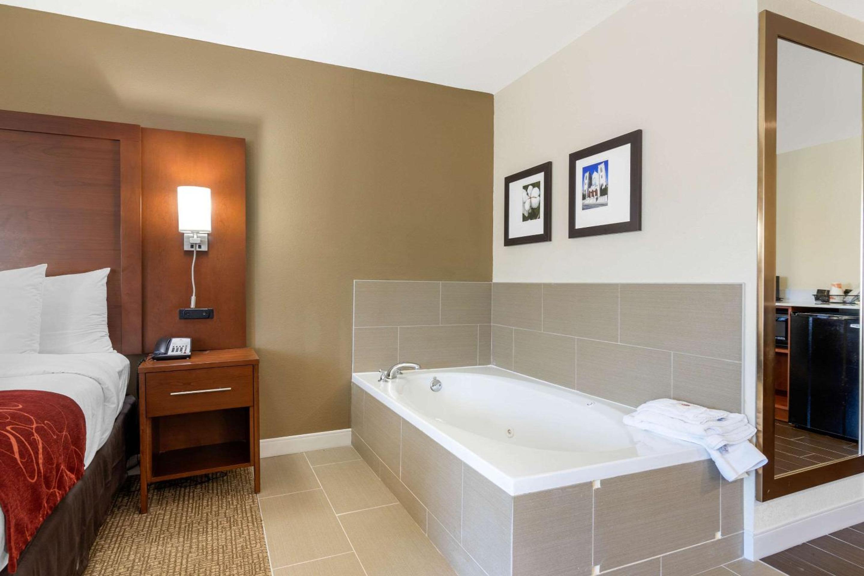 King Suite - Non-Smoking - Photo 4