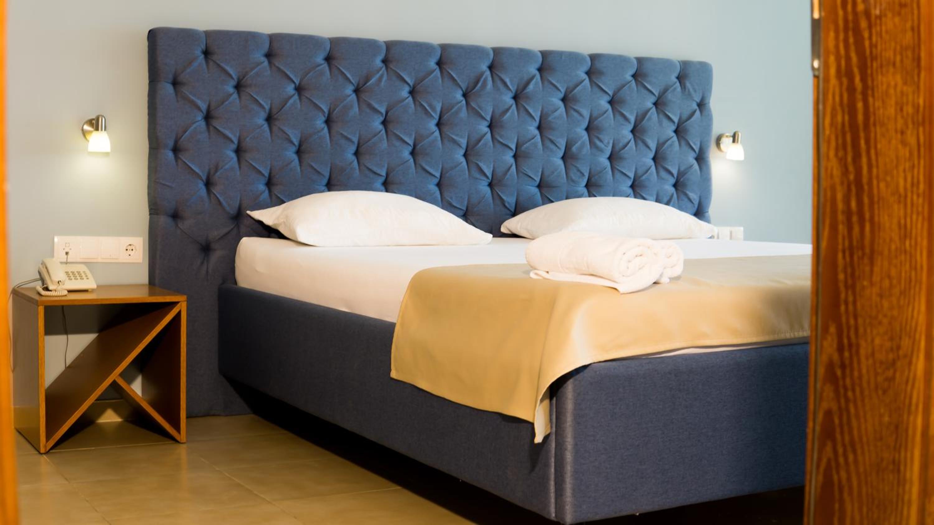 Suite with Balcony and Lake View - Free SPA access photo 1