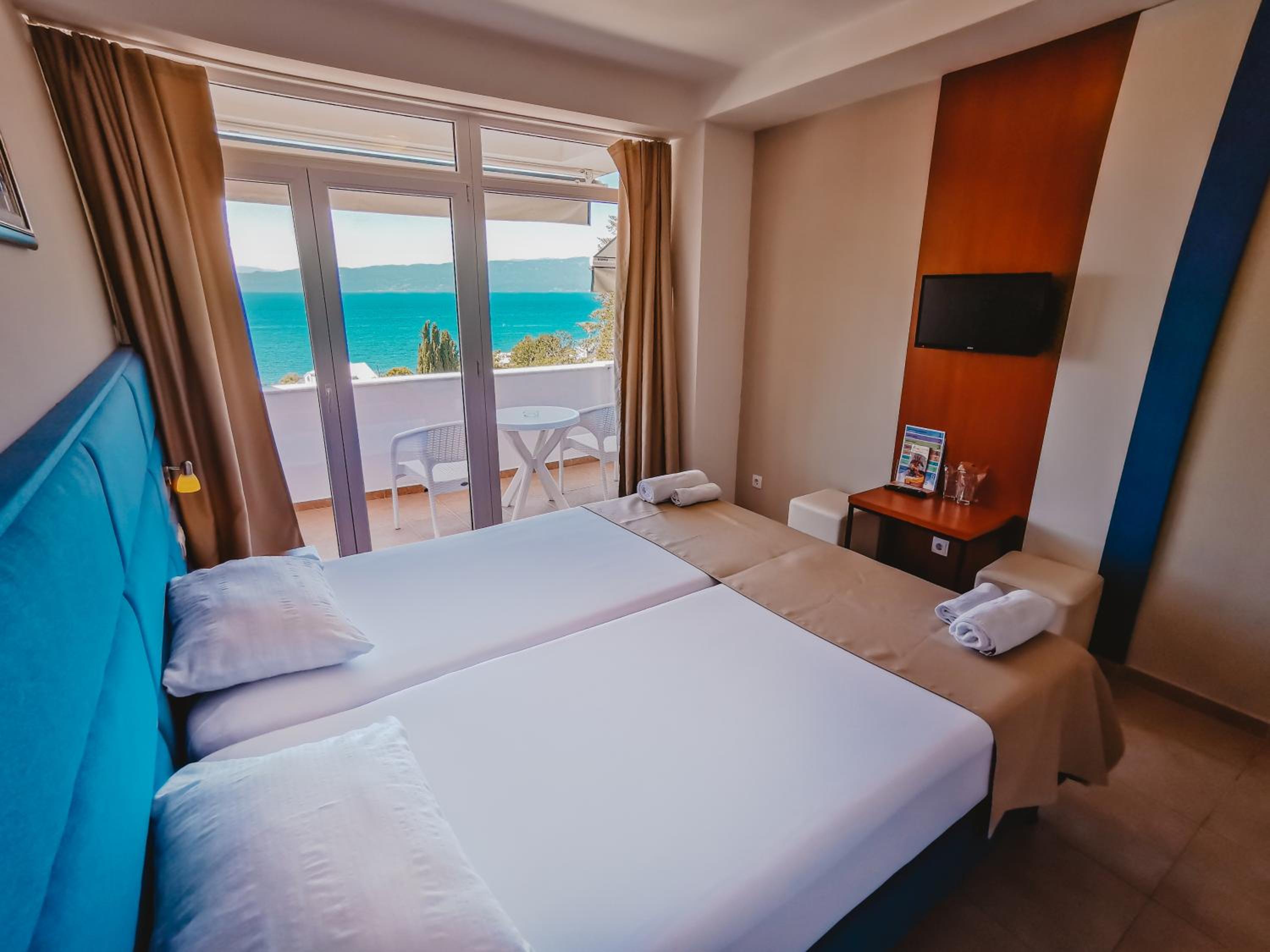 Double or Twin Room with Lake View - Photo 1