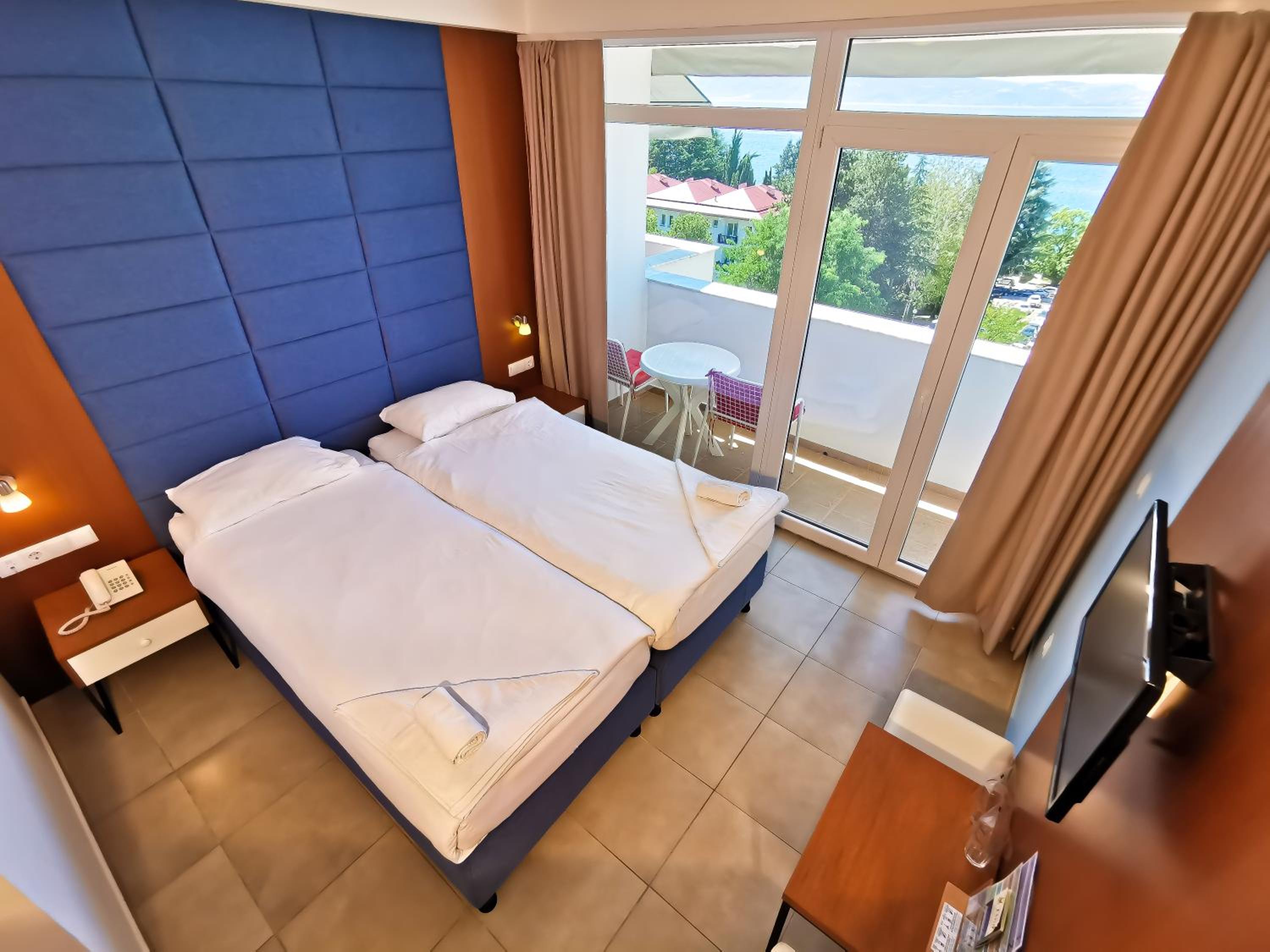 Double or Twin Room with Lake View - Photo 7
