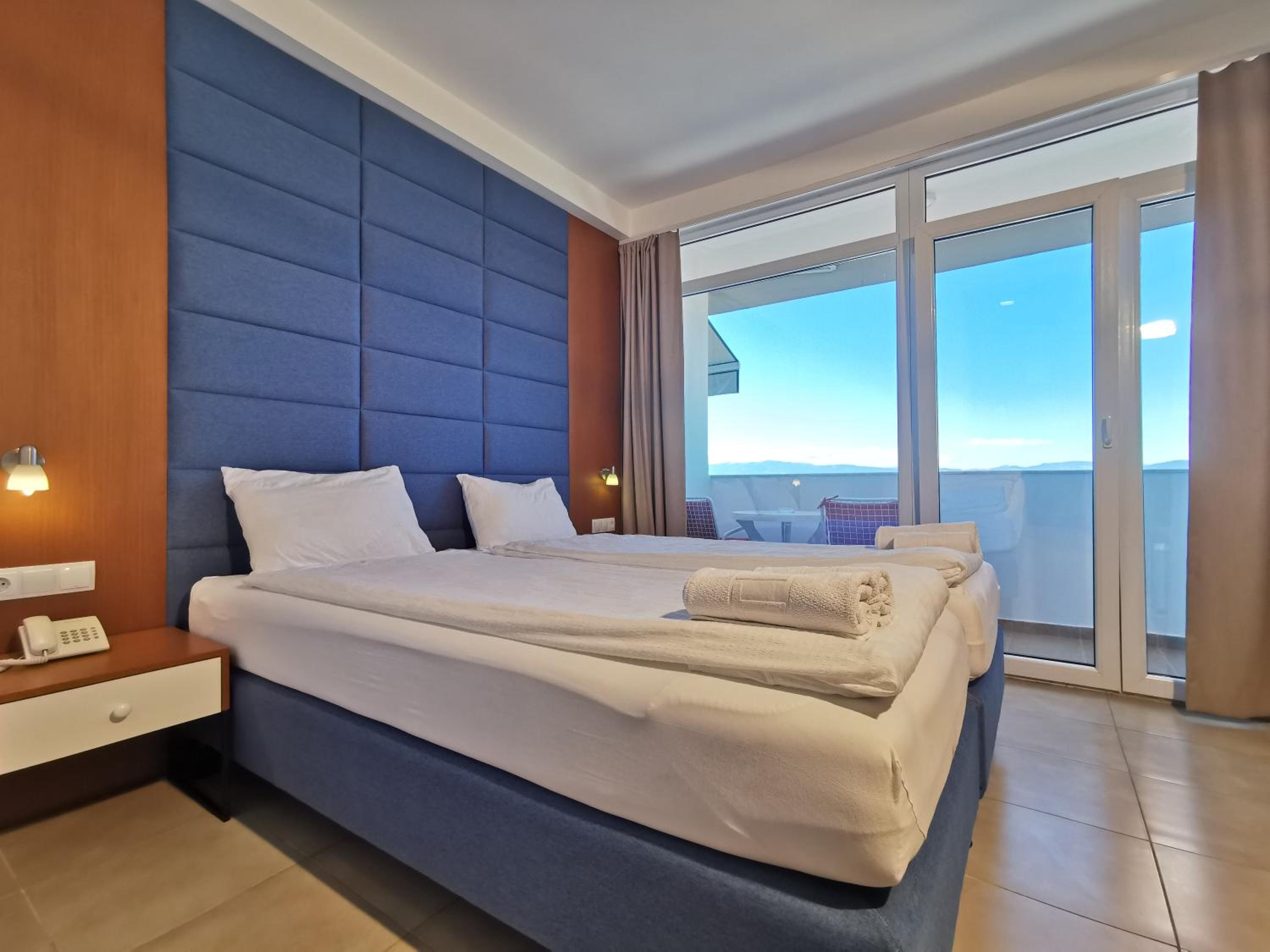 Double or Twin Room with Lake View - Photo 6