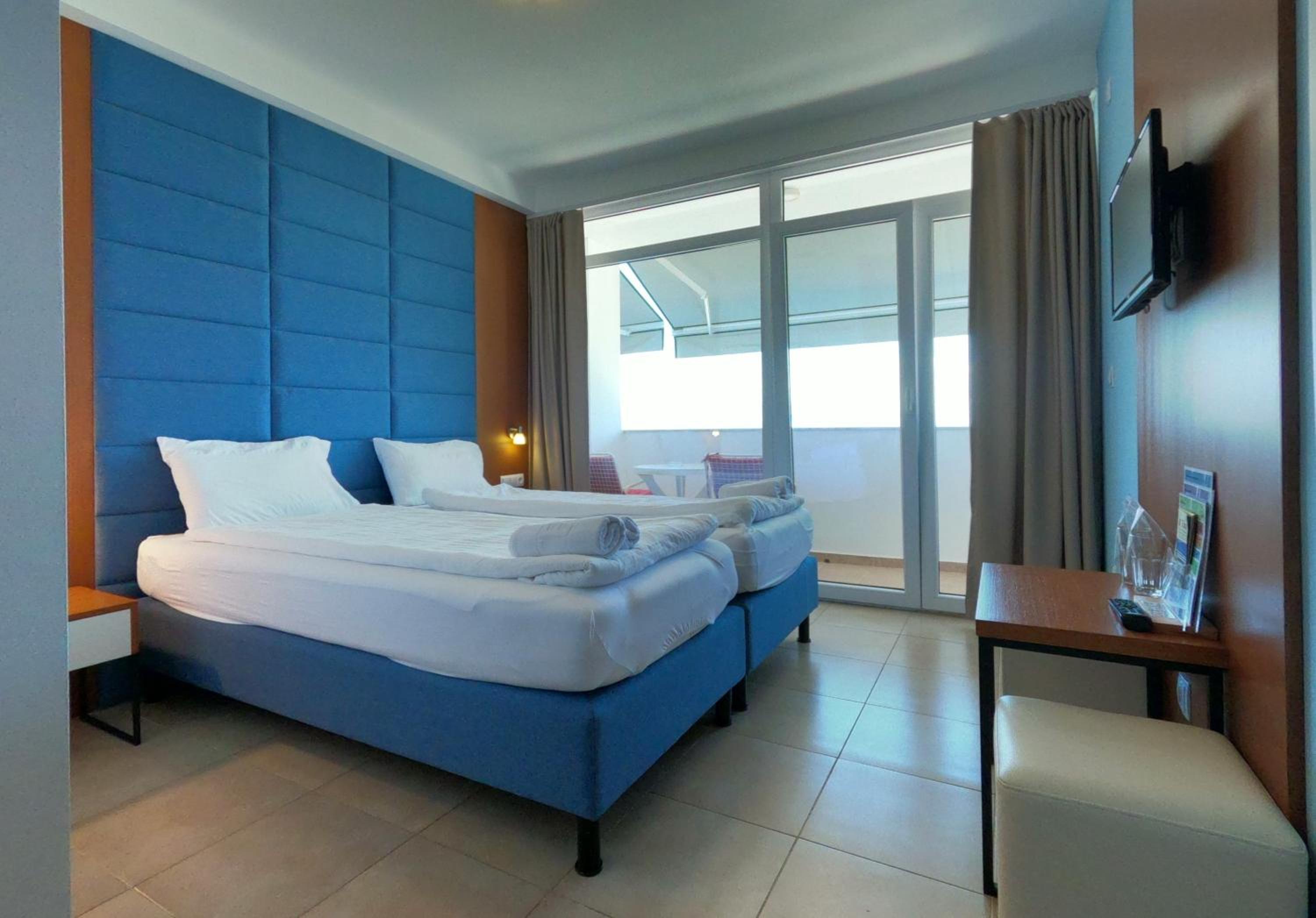 Double or Twin Room with Lake View - Photo 2