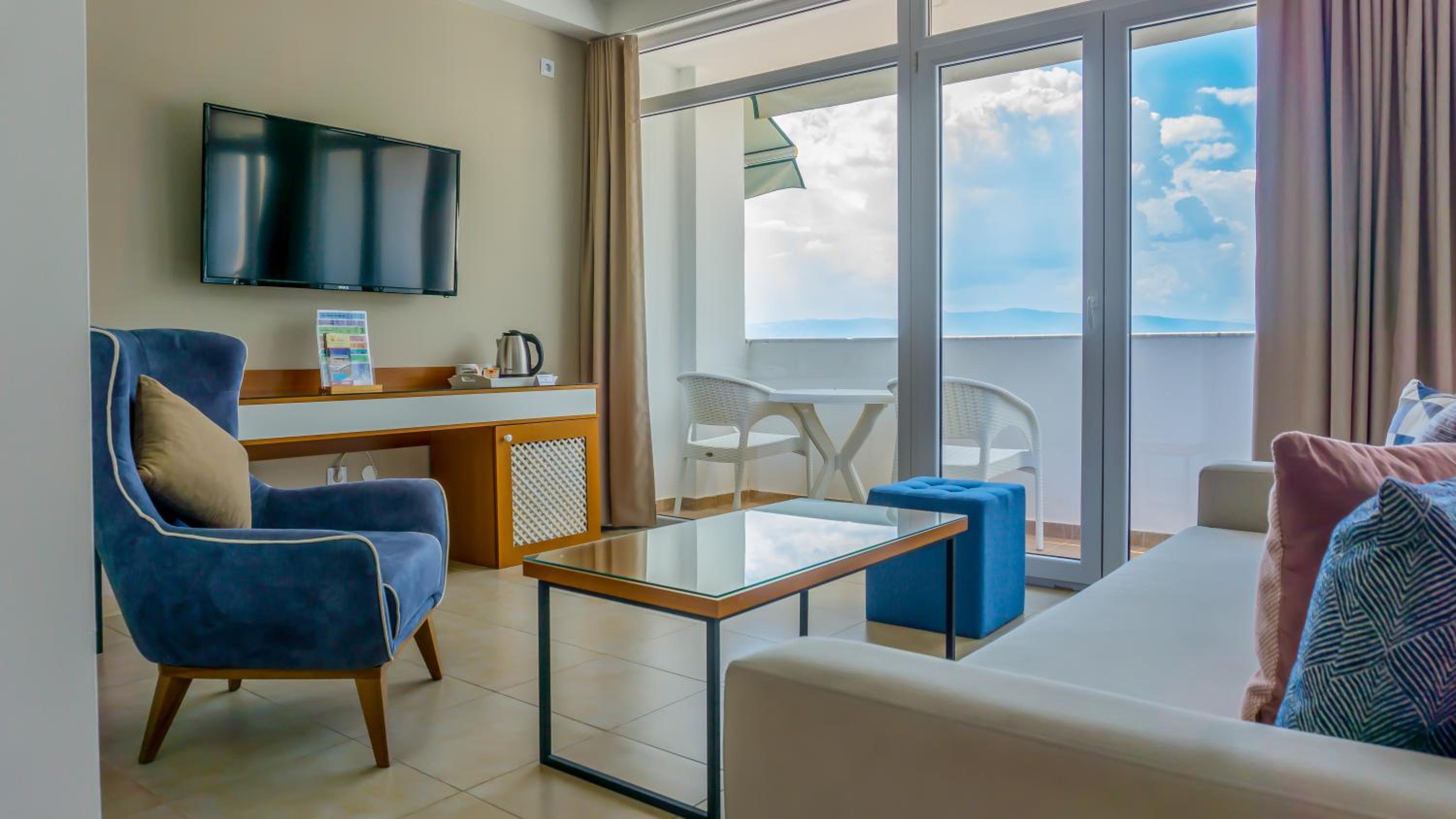 Suite with Balcony and Lake View - Free SPA access photo 2