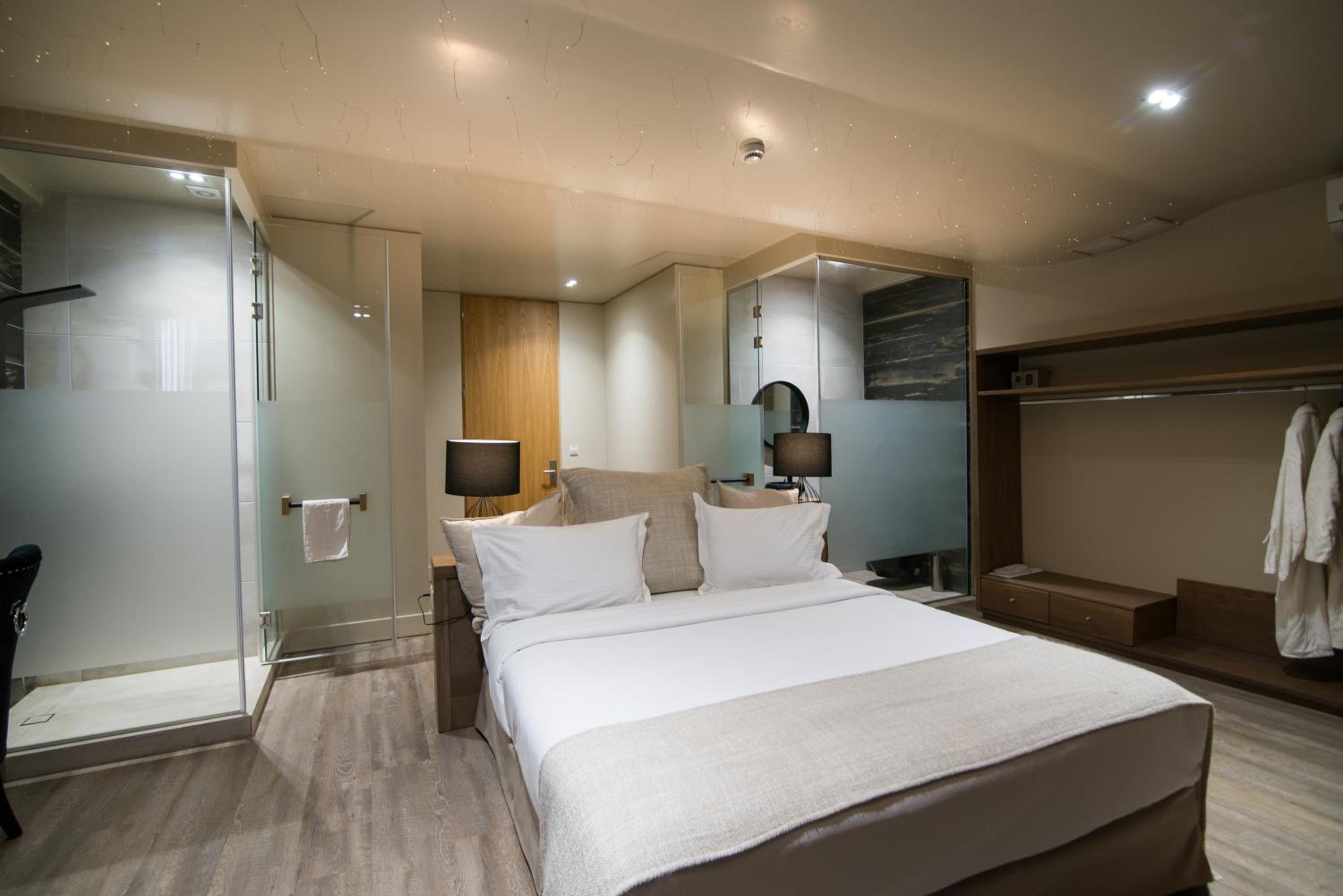 Signature Suite - Photo 2