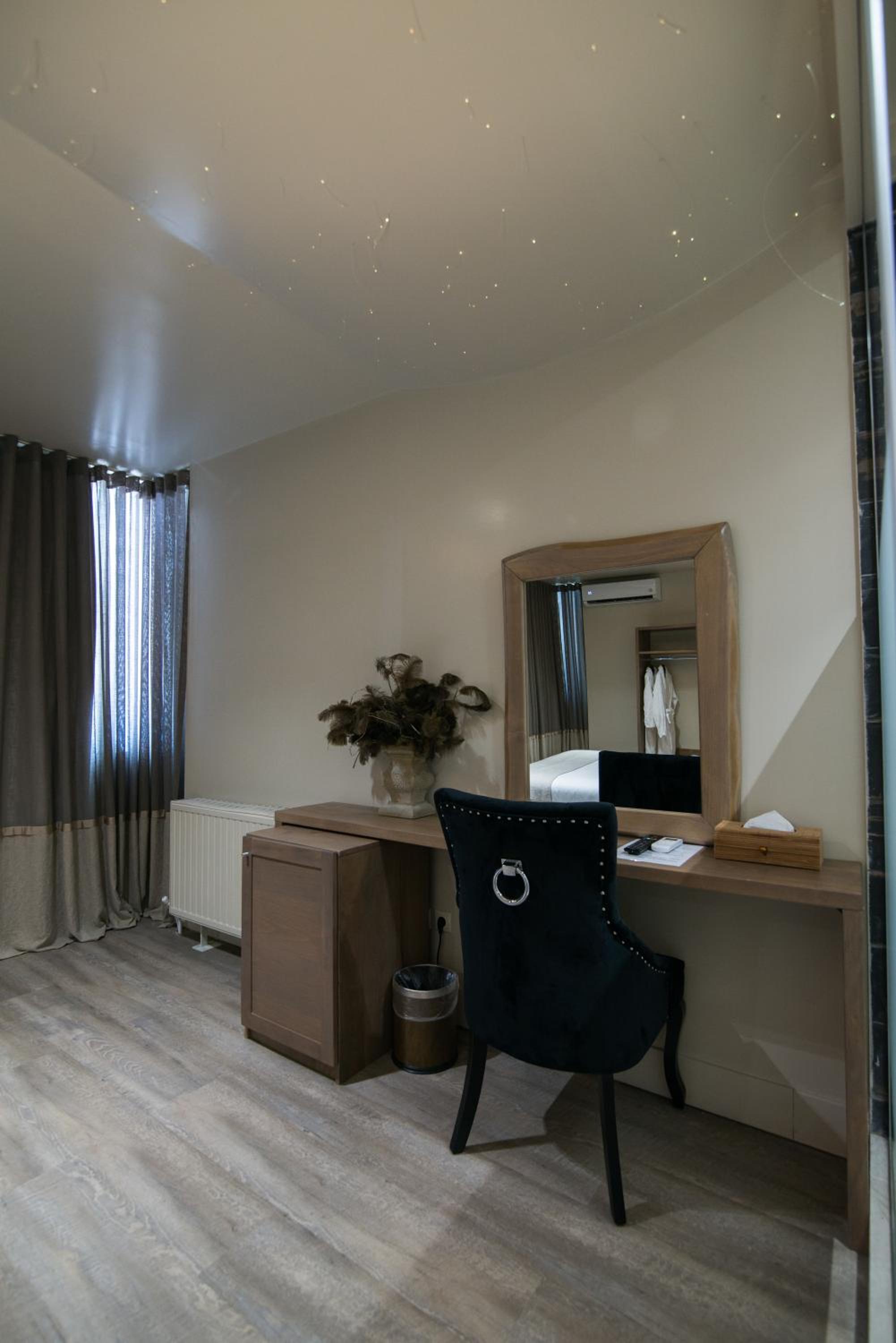 Signature Suite - Photo 3