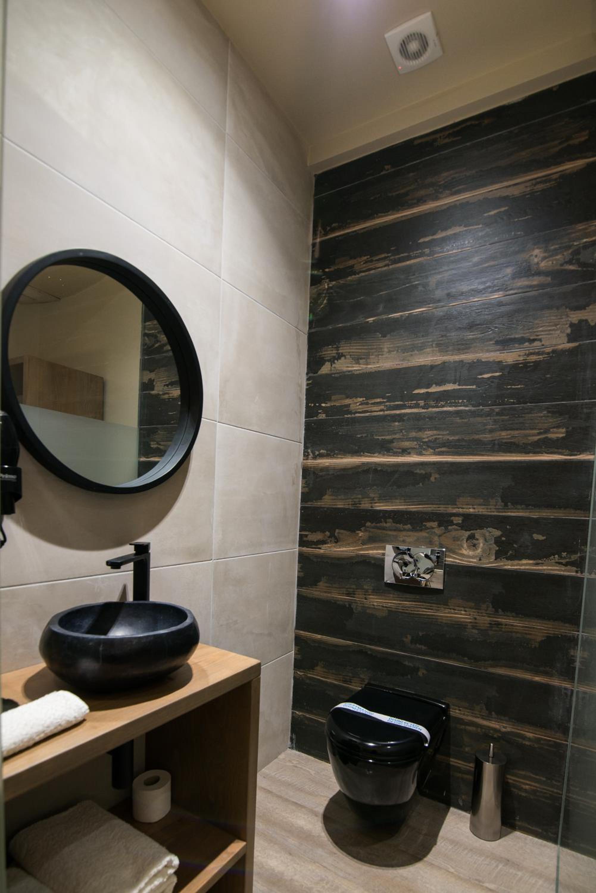 Signature Suite - Photo 4