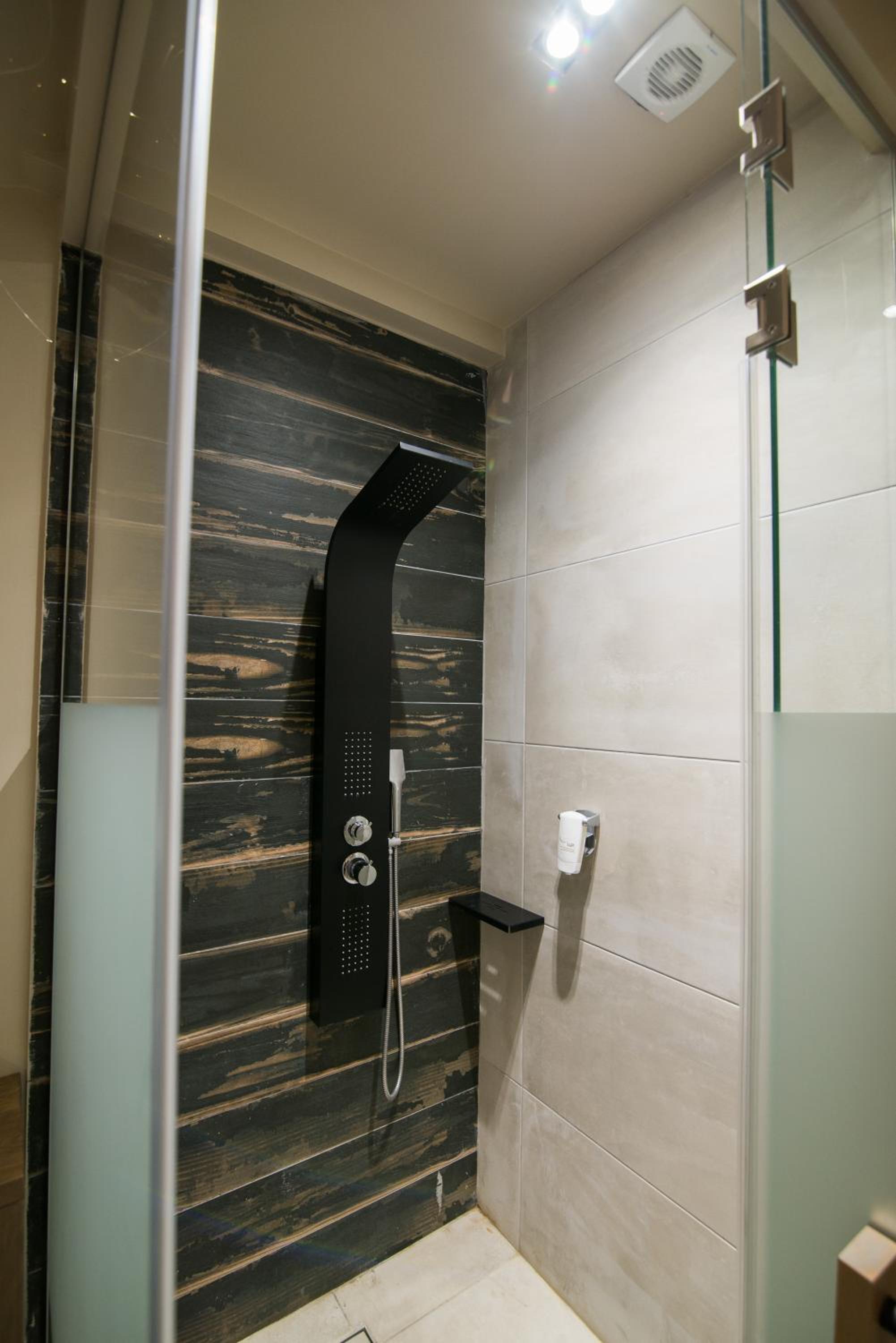 Signature Suite - Photo 5