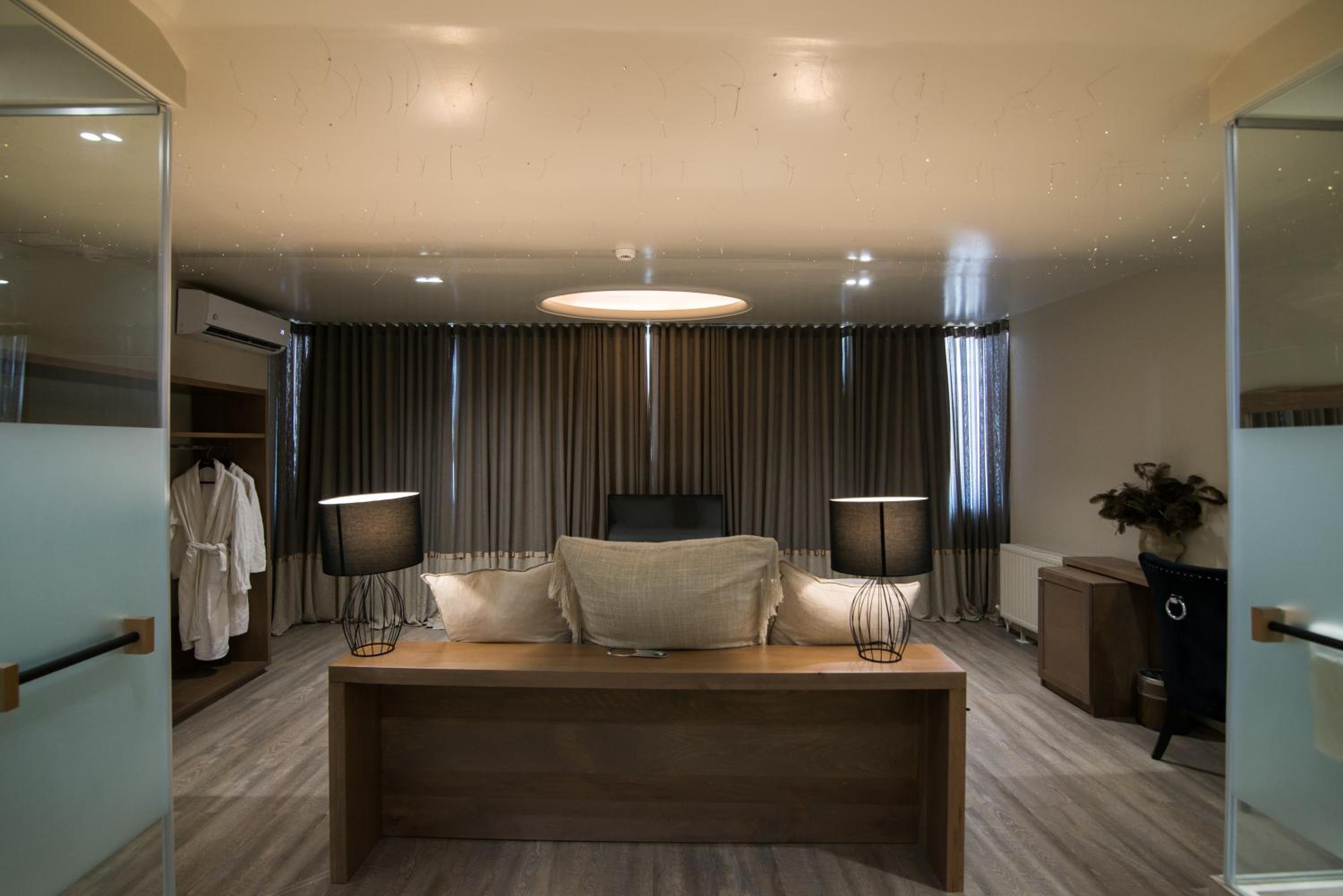 Signature Suite - Photo 6