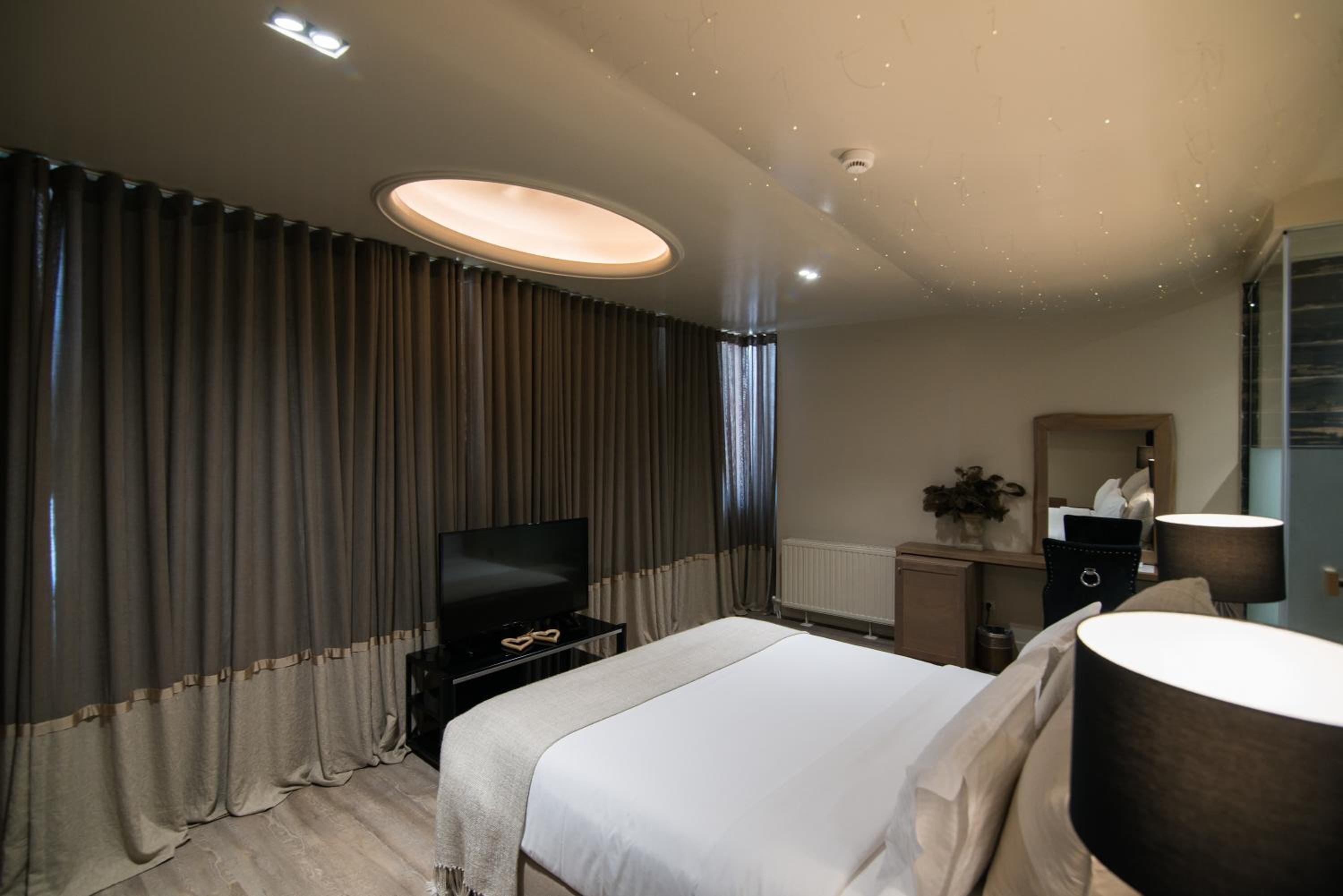 Signature Suite - Photo 7